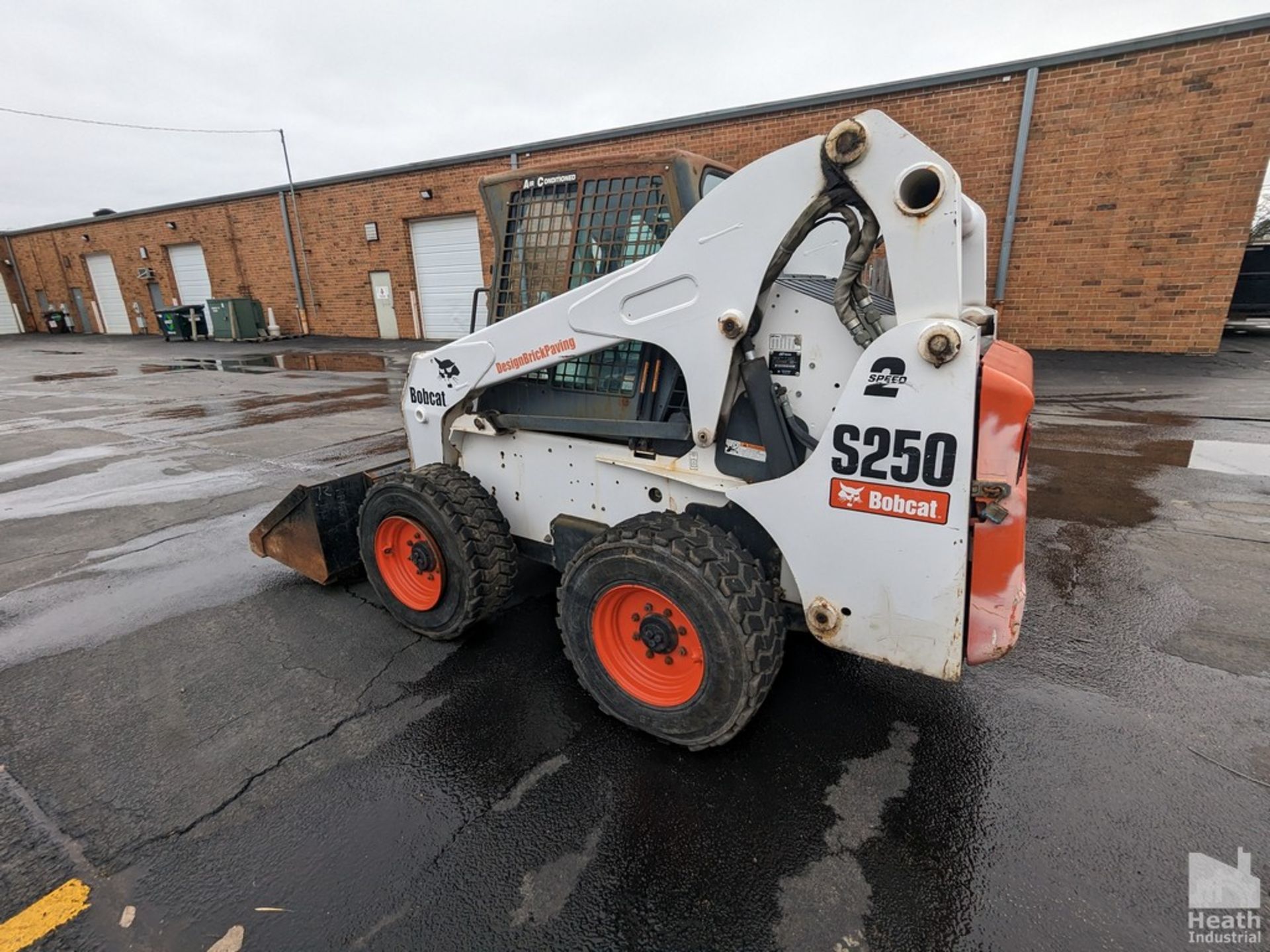 BOBCAT MODEL S250 SKID STEER LOADER, PIN 521316469, AUX HYDRAULICS, 2353 HOURS SHOWN ON METER - Image 4 of 10
