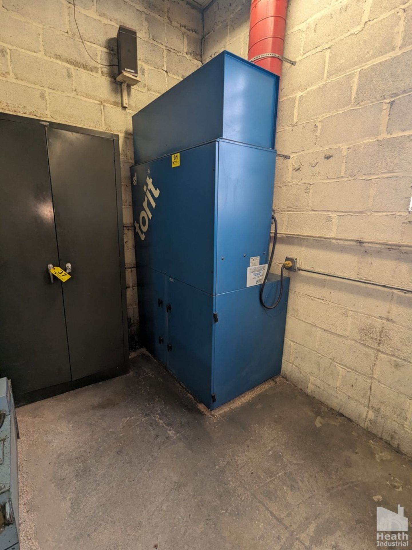 TORIT DONALDSON MODEL VS-2400 DUST COLLECTOR, S/N IG071077 WITH LARGE QTY OF DUST PIPE