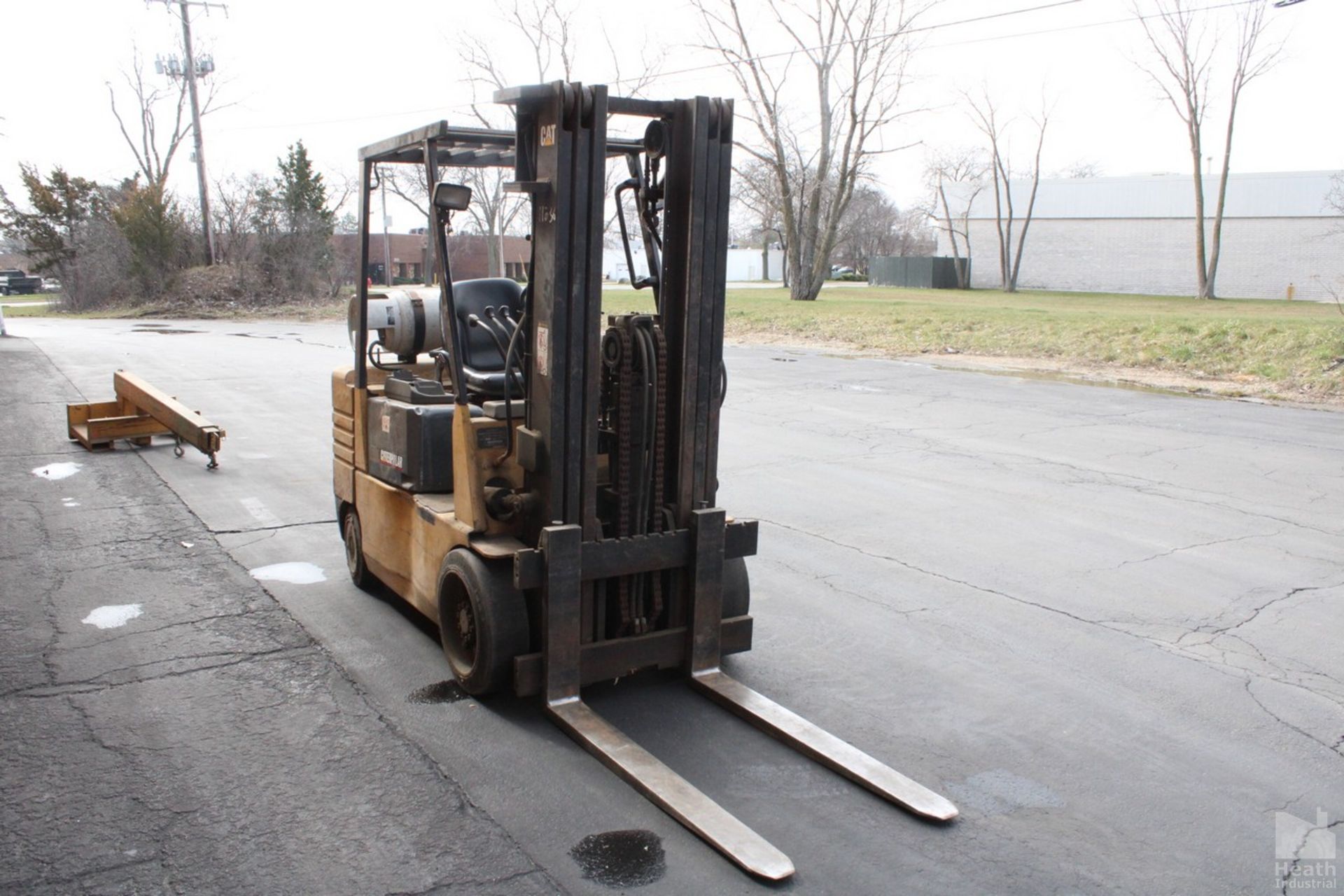 CATERPILLAR MODEL GC30 LP FORKLIFT, S/N 6EM02026, 5,300LB. LIFTING CAPACITY, 187" MAX LIFT HEIGHT, - Image 4 of 10