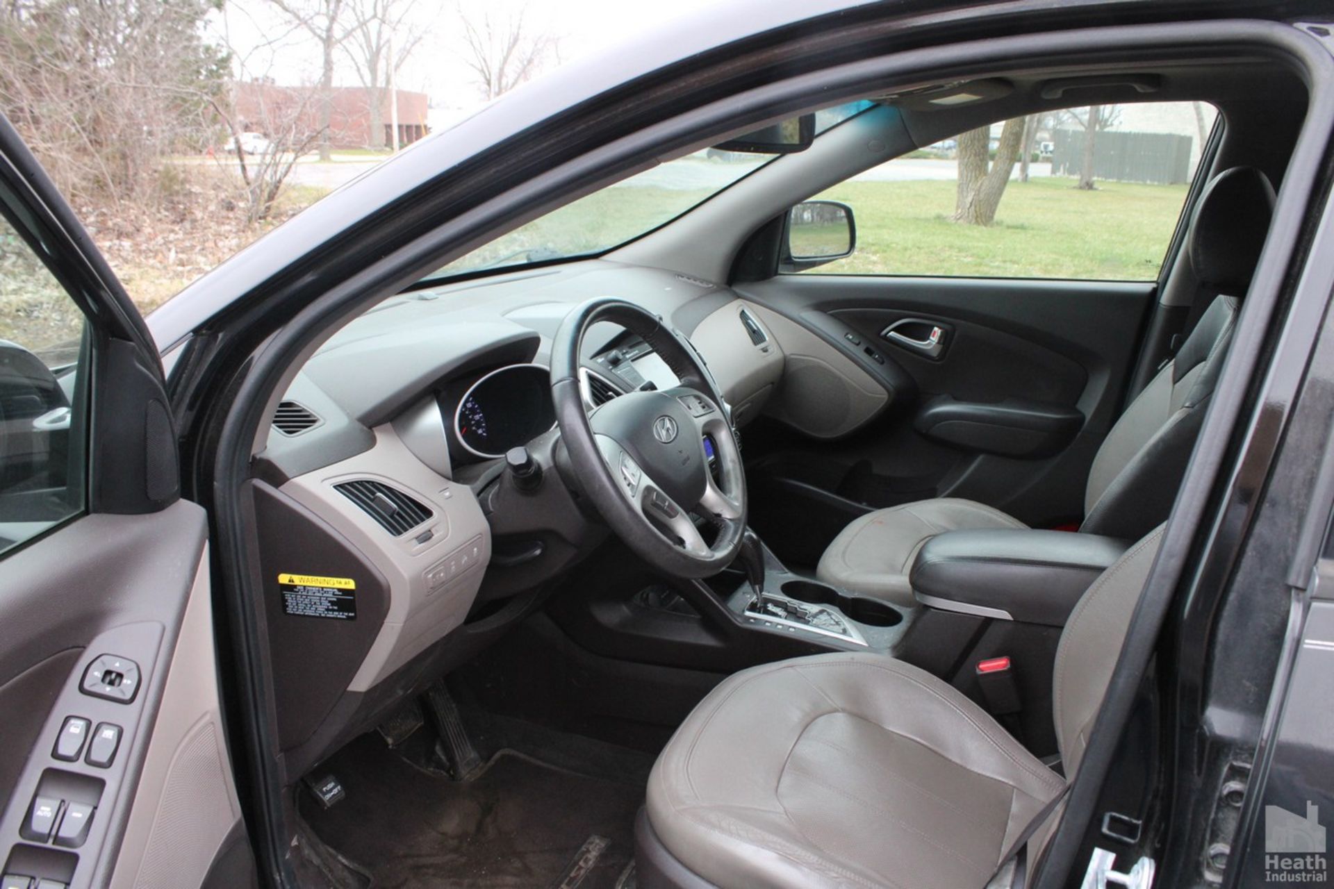 2013 HYUNDAI TUCSON SUV, LEATHER INTERIOR, 2.4L L4, VIN KM8JUCAC0DU606556, 127,184 MILES SHOWN ON - Image 6 of 10