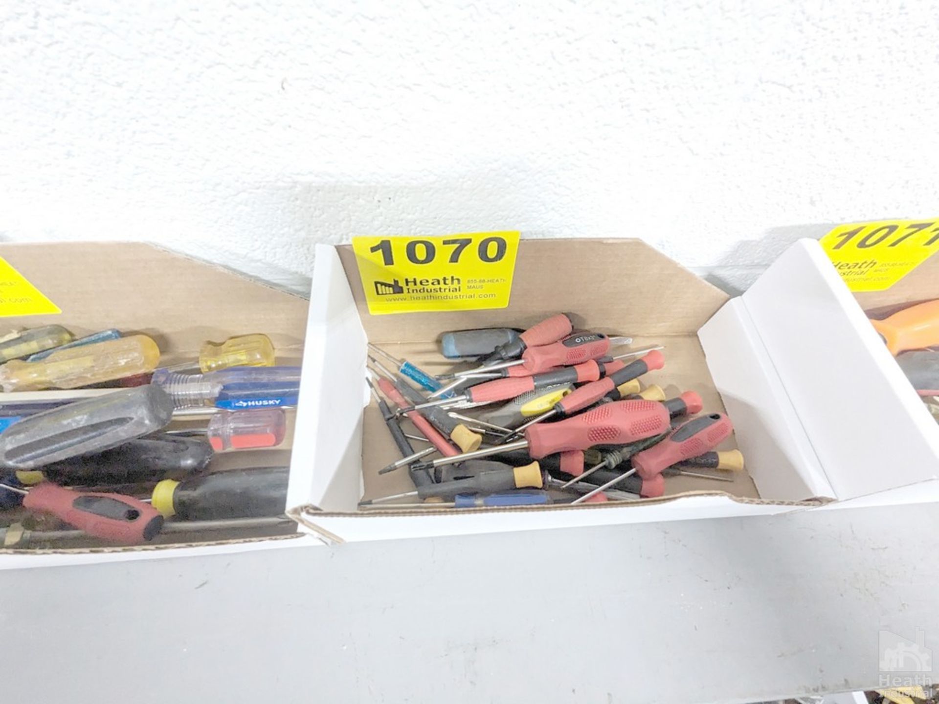 ASSORTED SCREW DRIVERS IN BOX