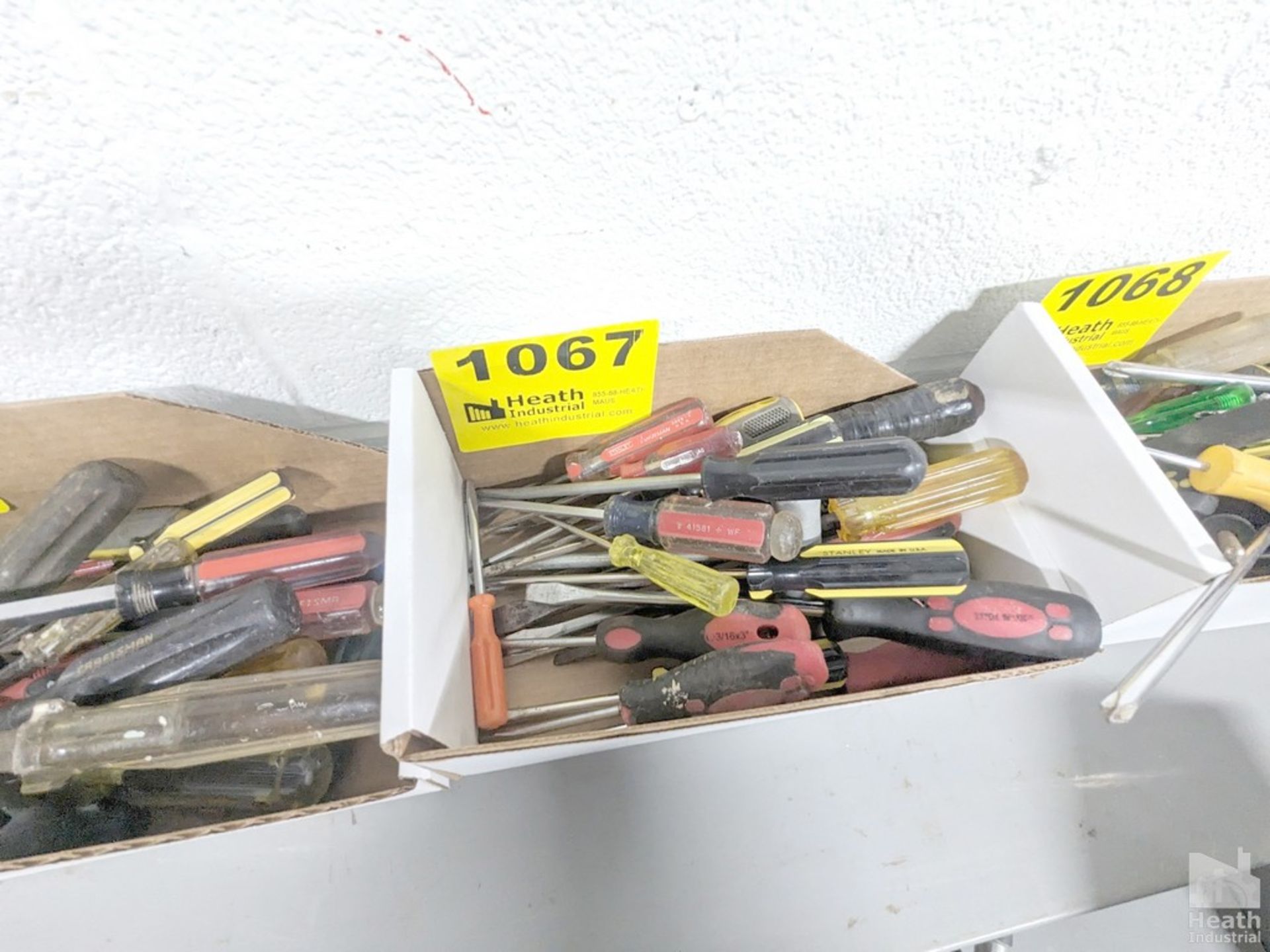 ASSORTED SCREW DRIVERS IN BOX