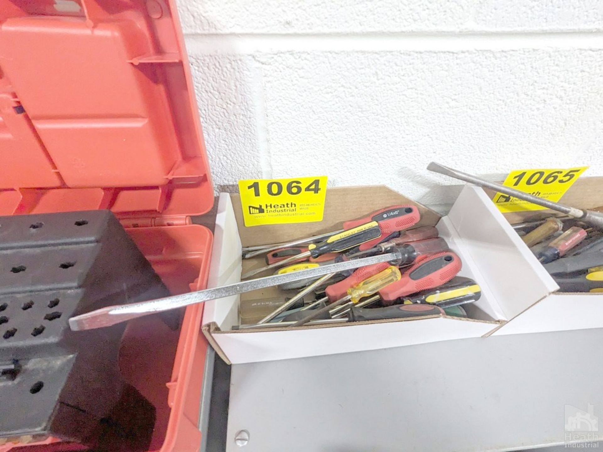 ASSORTED SCREW DRIVERS IN BOX