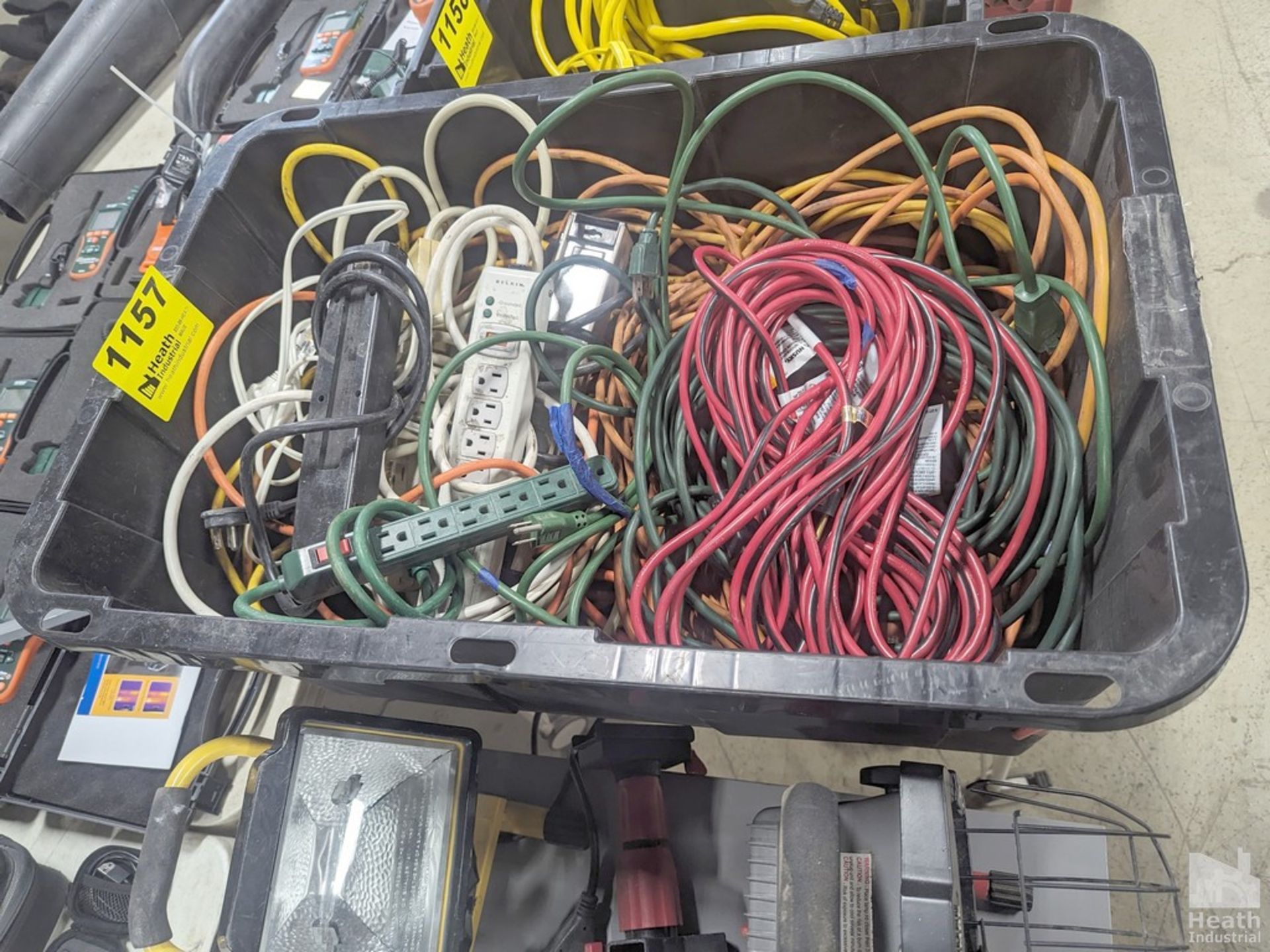 LARGE QUANTITY OF ELECTICAL EXTENSION CORDS AND POWER STRIPS IN TOTE