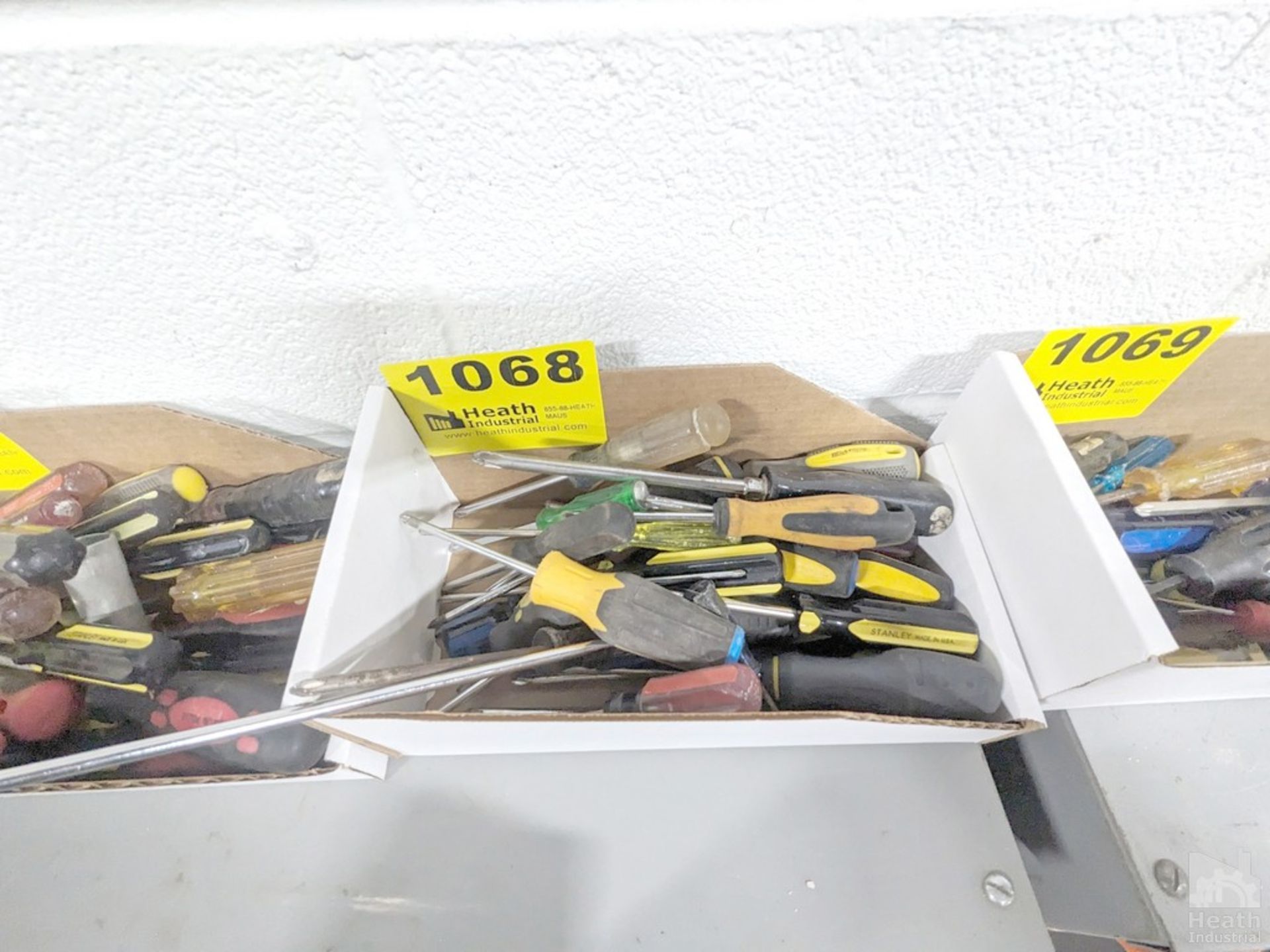 ASSORTED SCREW DRIVERS IN BOX