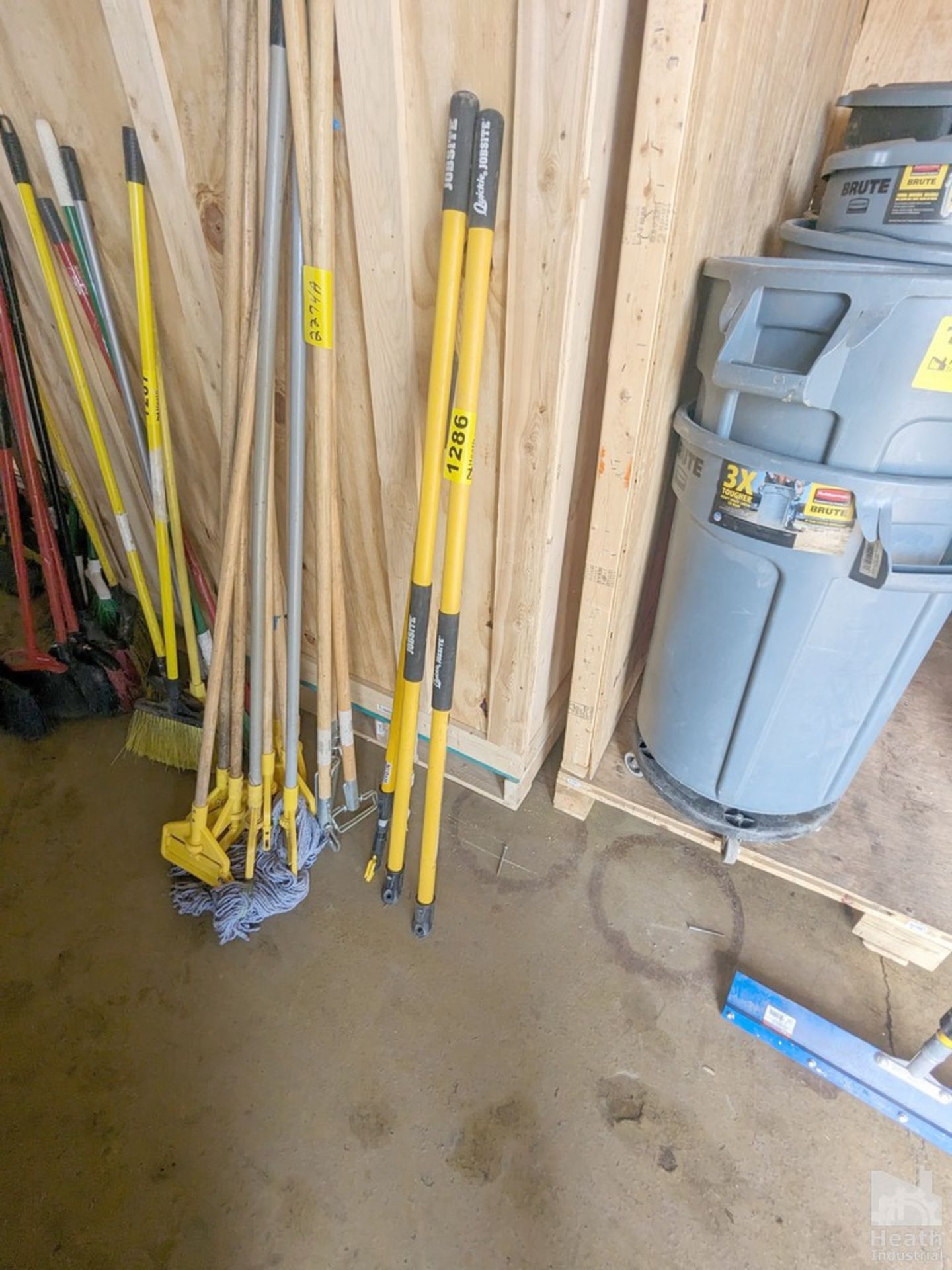 (3) QUICKE JOBSITE SCRUBBER POLES