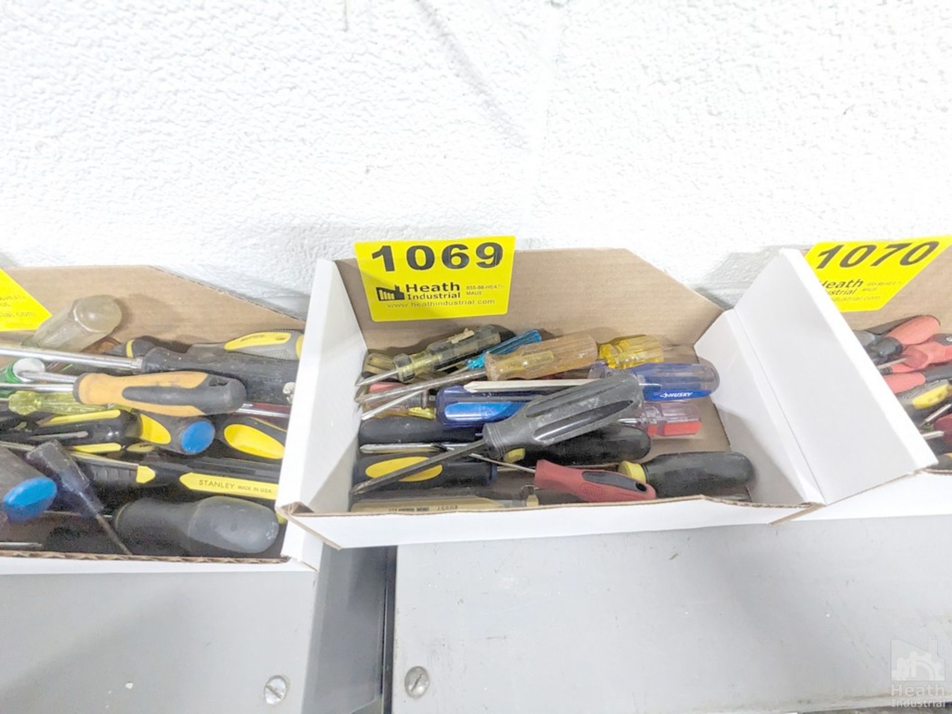 ASSORTED SCREW DRIVERS IN BOX