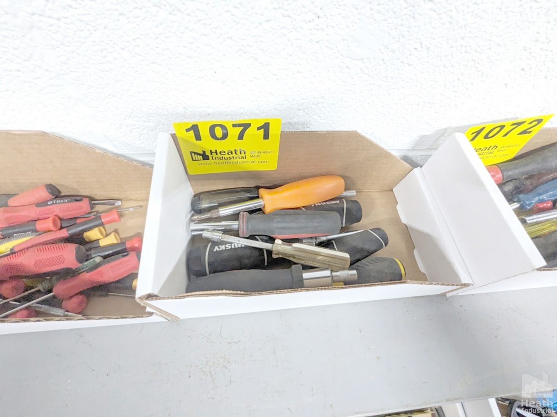 ASSORTED SCREW DRIVERS IN BOX