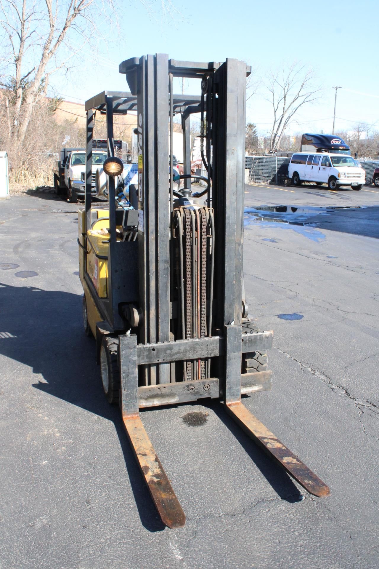 YALE MODEL GLC050DENUAE083 LP FORKLIFT, 4,650 MAX. LIFT CAP. 214" MAX HEIGHT, SOLID TIRES, 13,343 H - Image 2 of 8