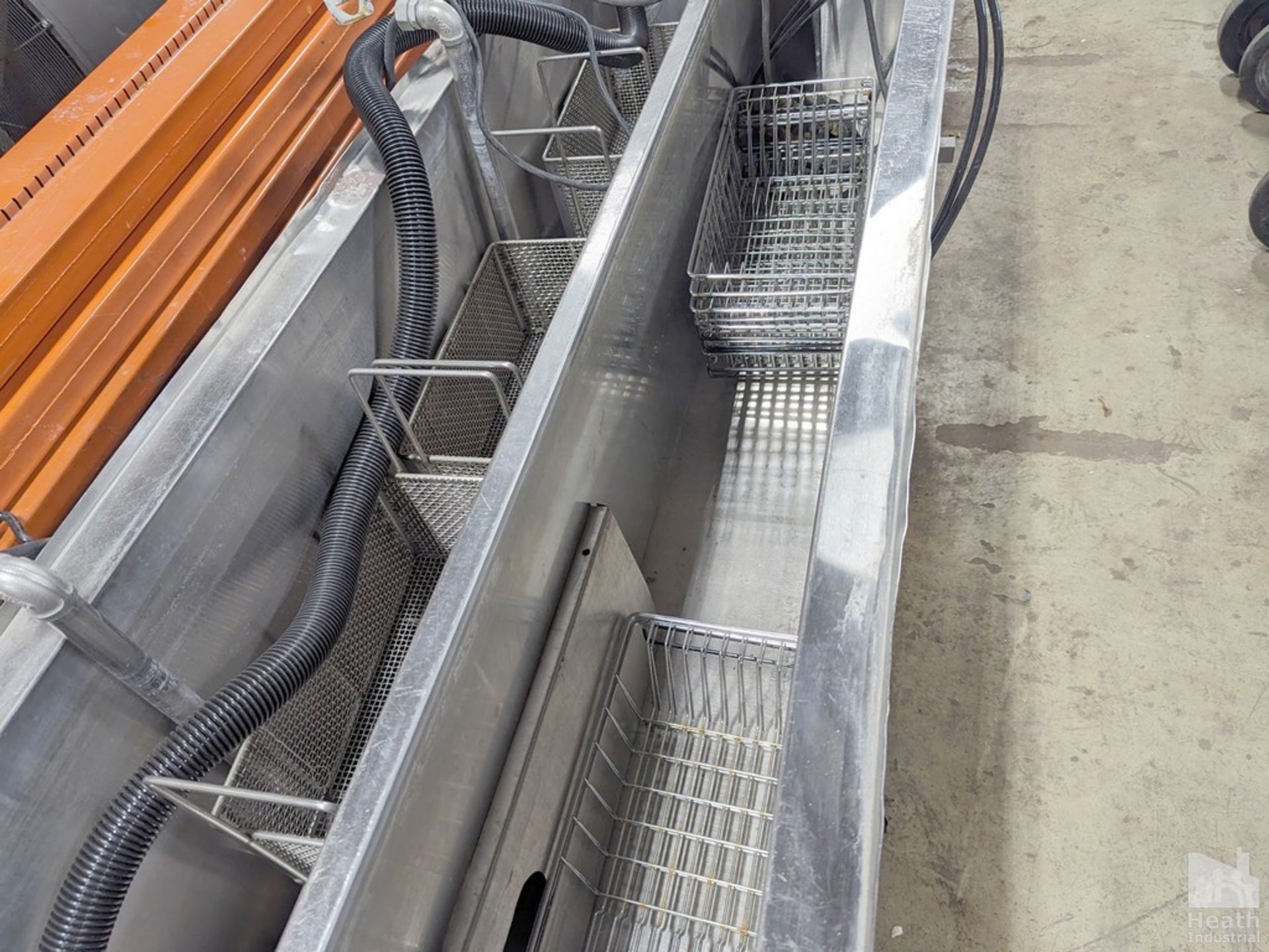 ZENITH ULTRASONIC HEATED PORTABLE CLEANING TROUGH, 90" X 25", WITH ALL RELATED BASKETS, HOSES, - Image 4 of 6