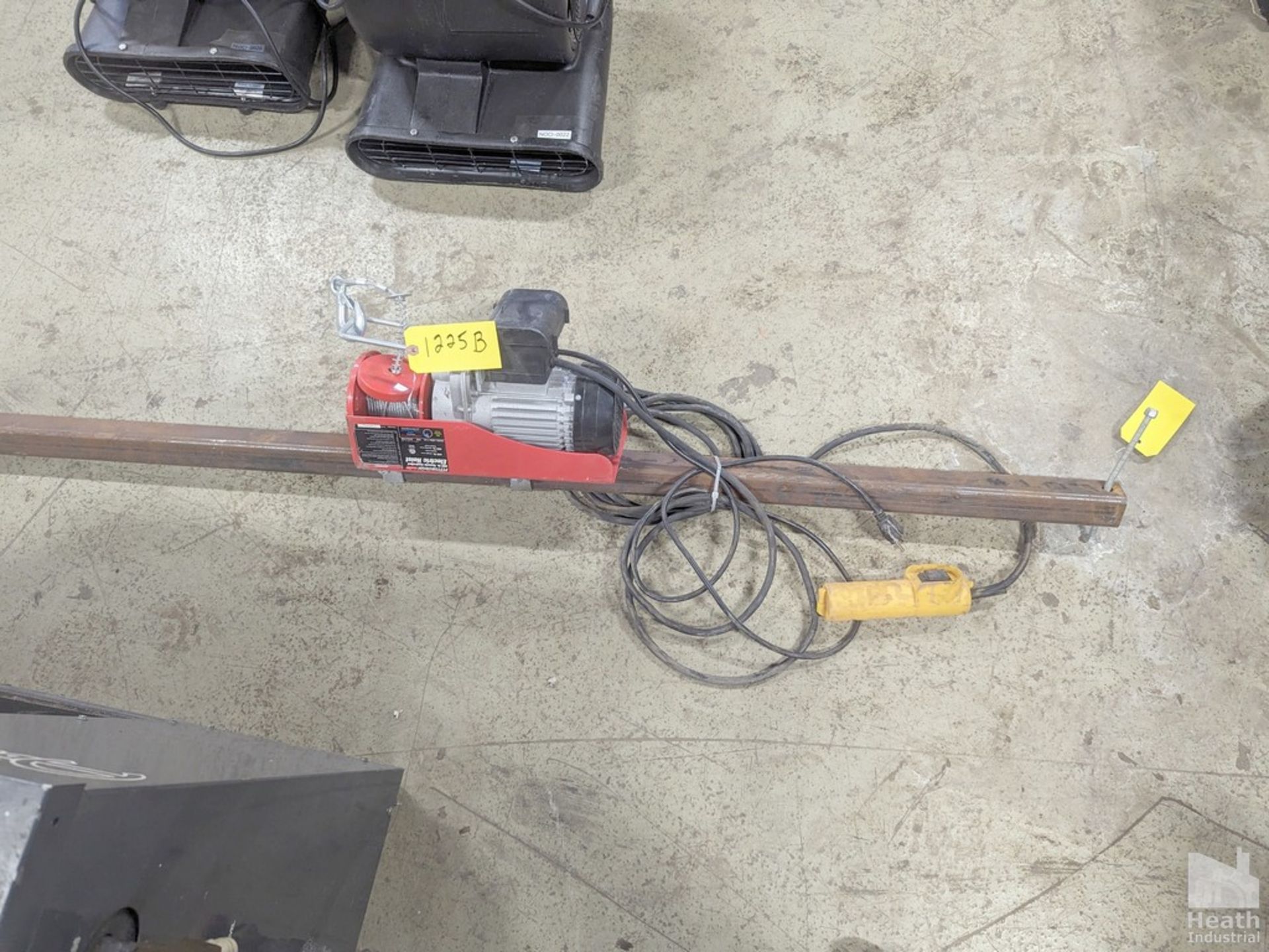 PITTSBURGH 880 LB REMOTE CONTROLLED ELECTRIC HOIST, WITH EXTENDED MOUNTING BAR - Image 3 of 3