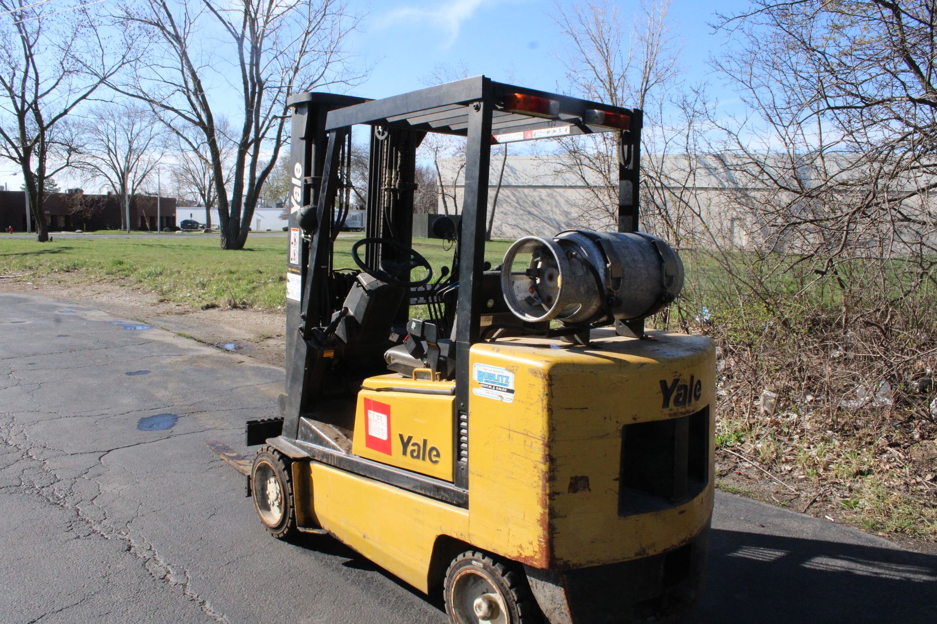 YALE MODEL GLC050DENUAE083 LP FORKLIFT, 4,650 MAX. LIFT CAP. 214" MAX HEIGHT, SOLID TIRES, 13,343 H - Image 4 of 8