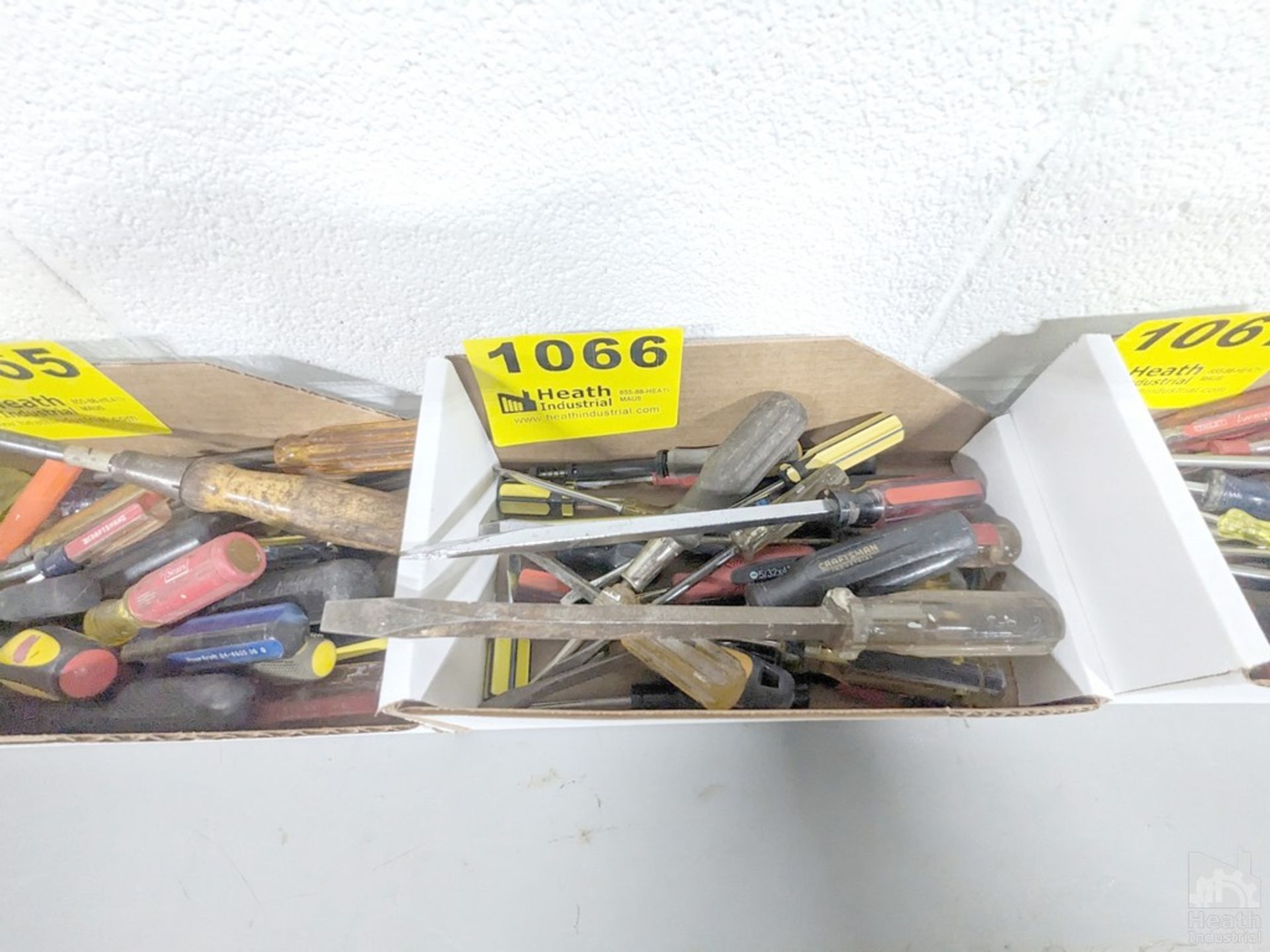 ASSORTED SCREW DRIVERS IN BOX