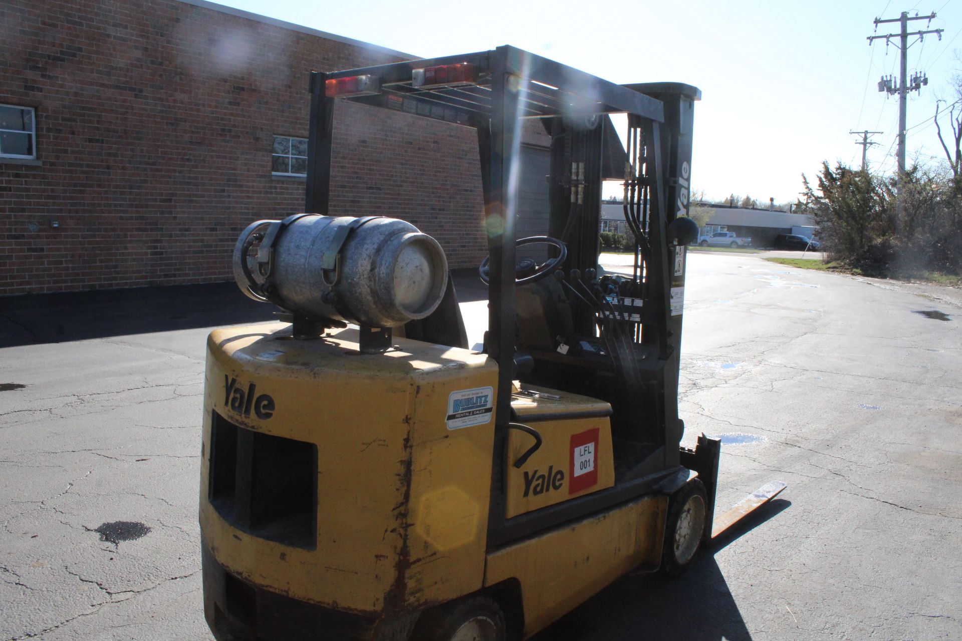 YALE MODEL GLC050DENUAE083 LP FORKLIFT, 4,650 MAX. LIFT CAP. 214" MAX HEIGHT, SOLID TIRES, 13,343 H - Image 3 of 8