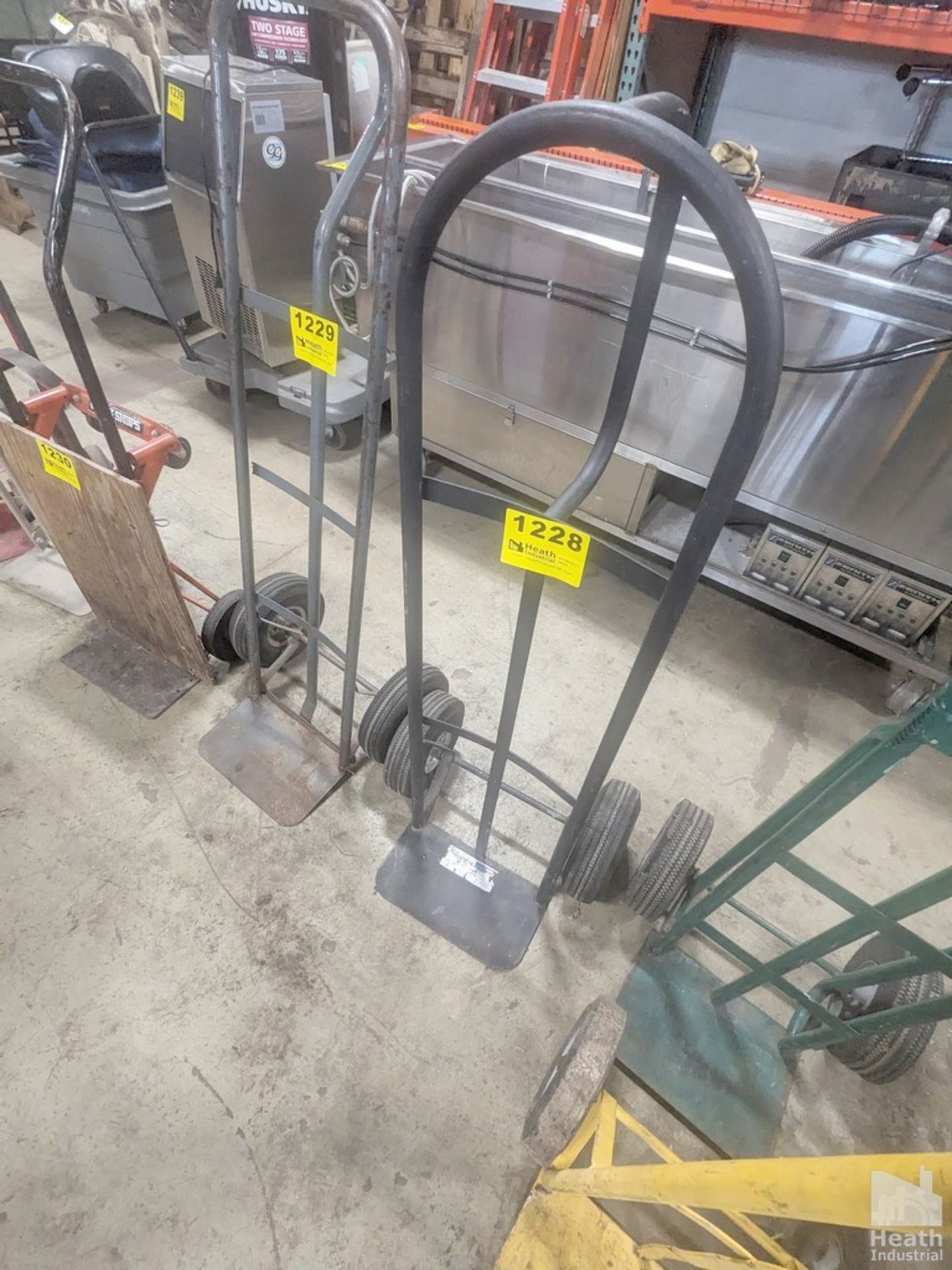 TWO WHEEL HAND TRUCK WITH PNEUMATIC WHEELS