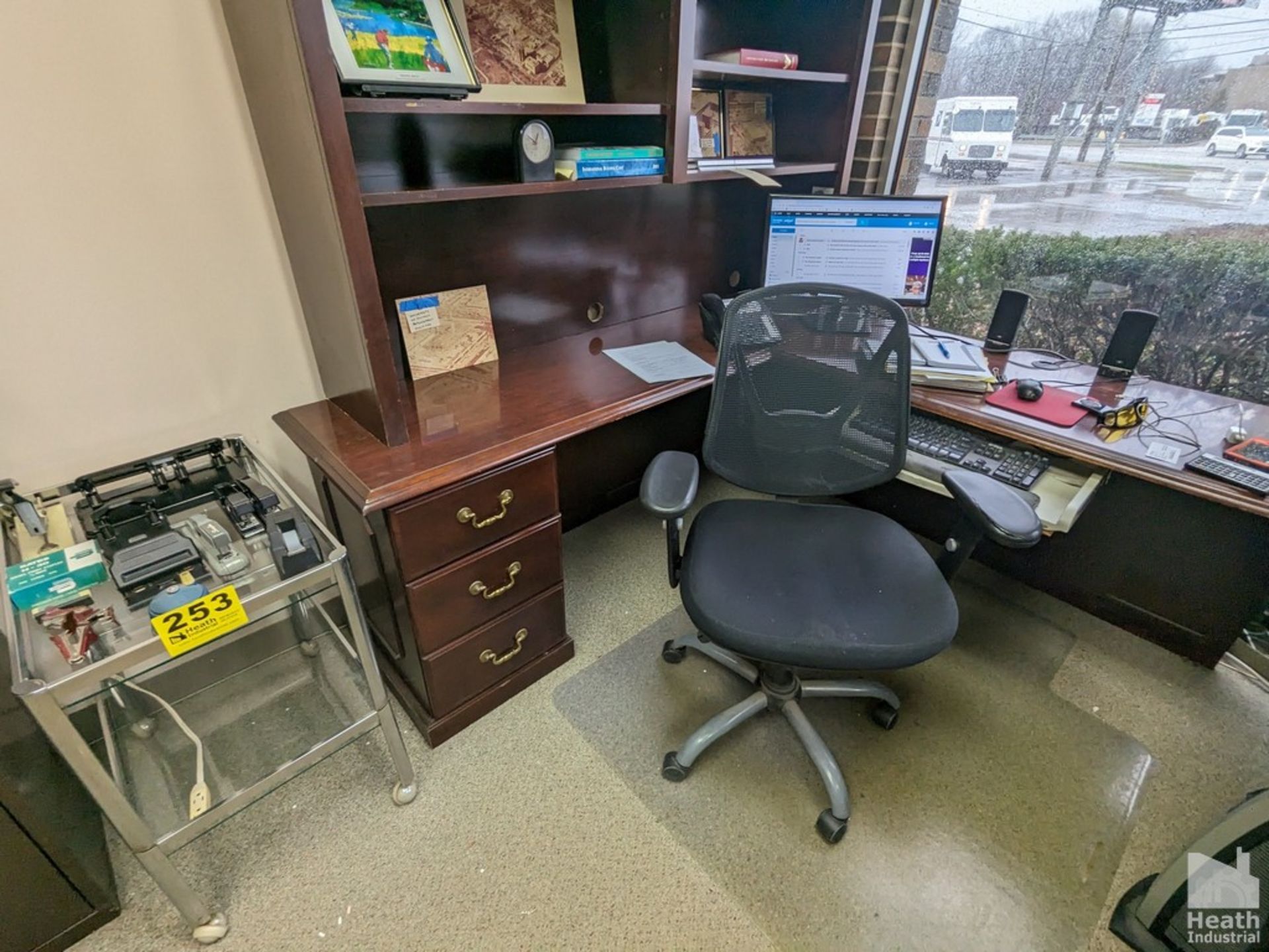 (2) DESK CONFIGURATION WITH CENTER TABLE, CREDENZA AND TWO CHAIRS - Image 3 of 5