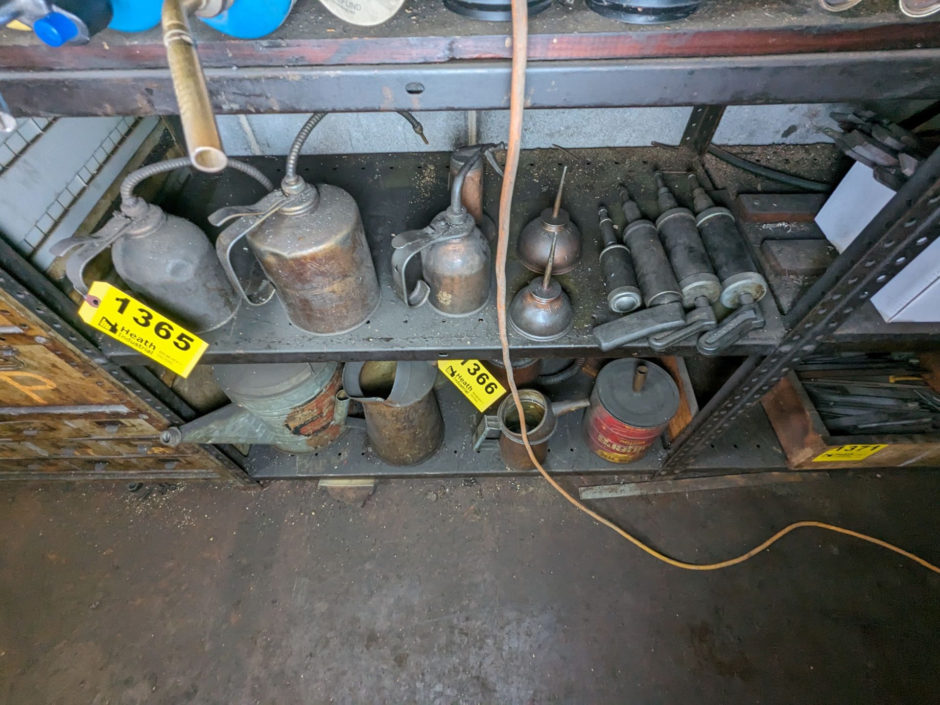 ASSORTED OIL GUNS & GREASE GUNS