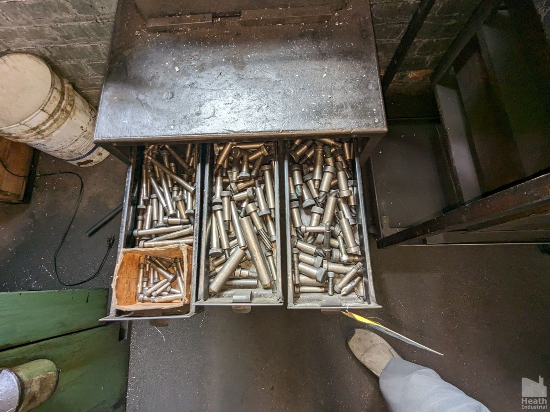 STEEL HARDWARE CABINET WITH CONTENTS 18" X 24" - Image 2 of 3