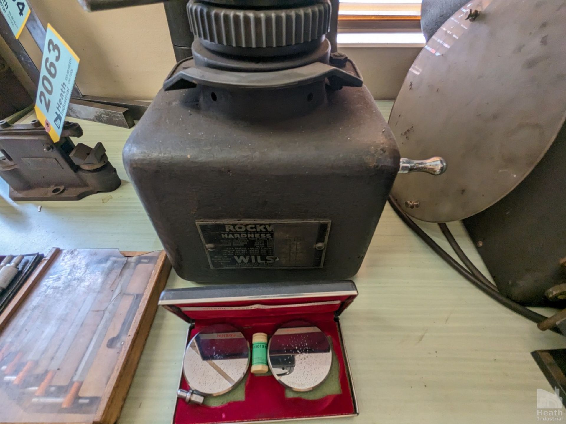 WILSON 1JR ROCKWELL HARDNESS TESTER WITH ACCESSORIES - Image 2 of 5