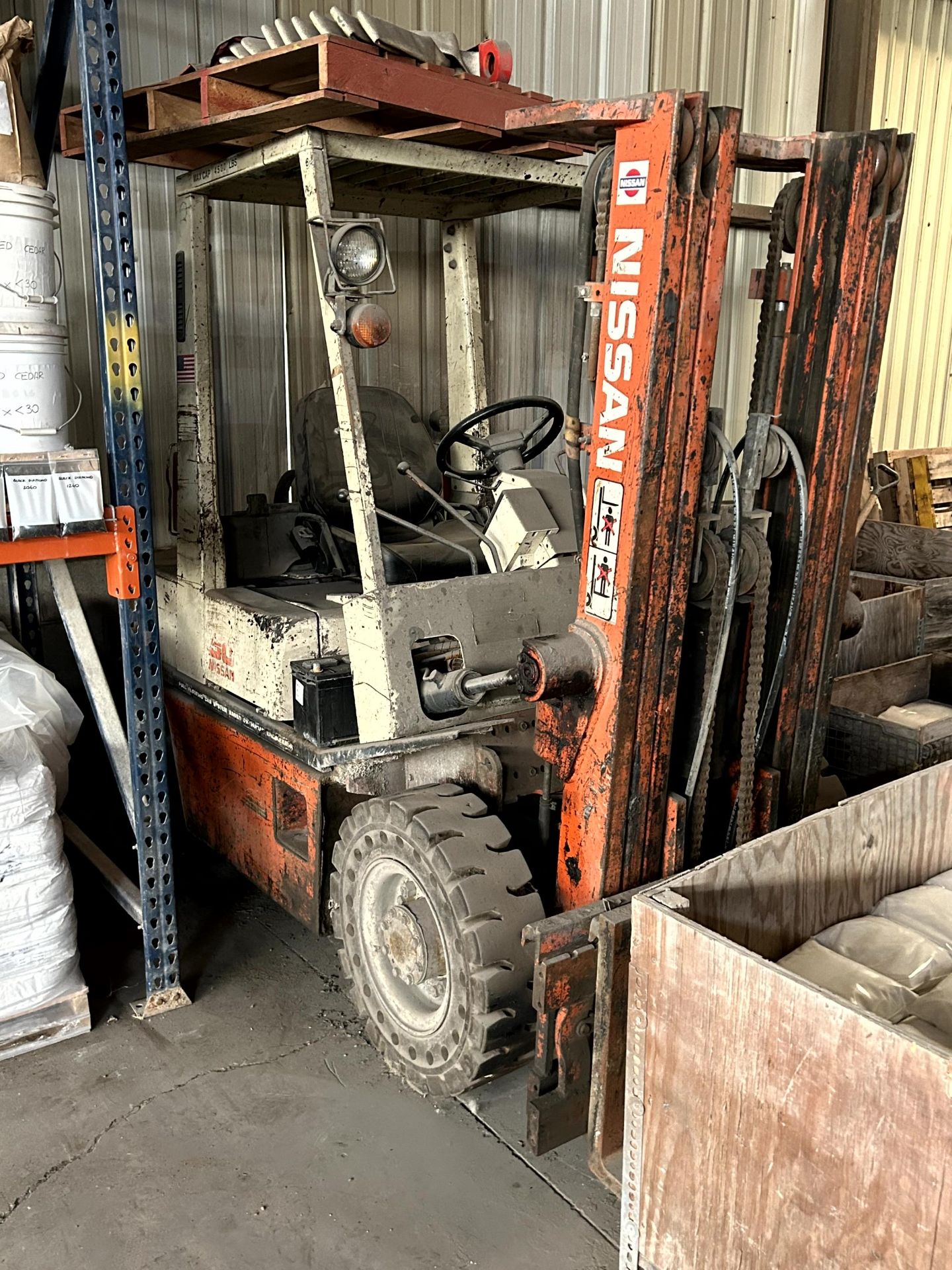 NISSAN MODEL PH02A25V 4,500 LB LPG FORKLIFT TRUCK, 169 IN LIFT, 8970 HOURS INDICATED, SIDE SHIFT, - Image 4 of 13