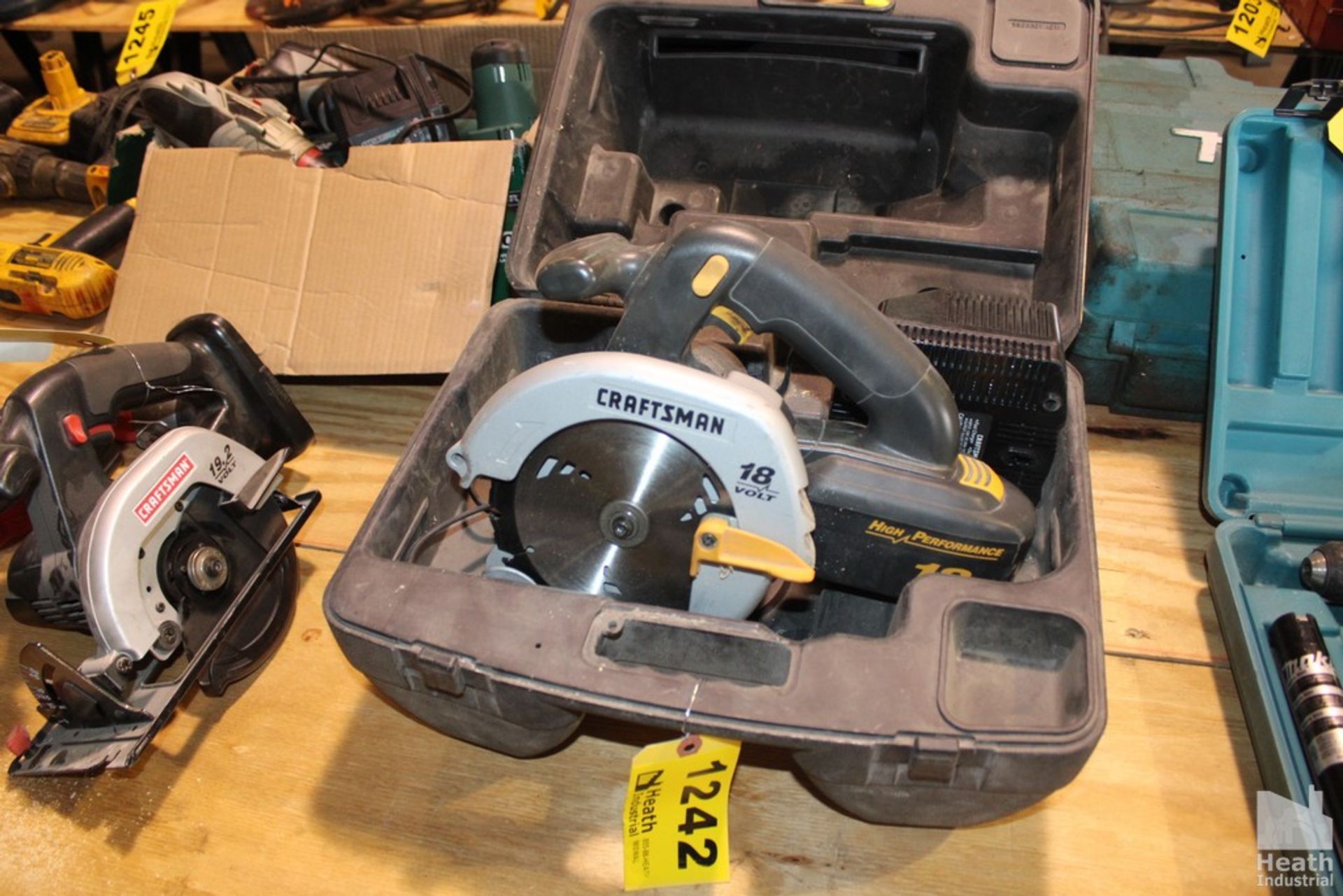 CRAFTSMAN 18 VOLT CORDLESS CIRCULAR SAW WITH BATTERY AND CHARGER