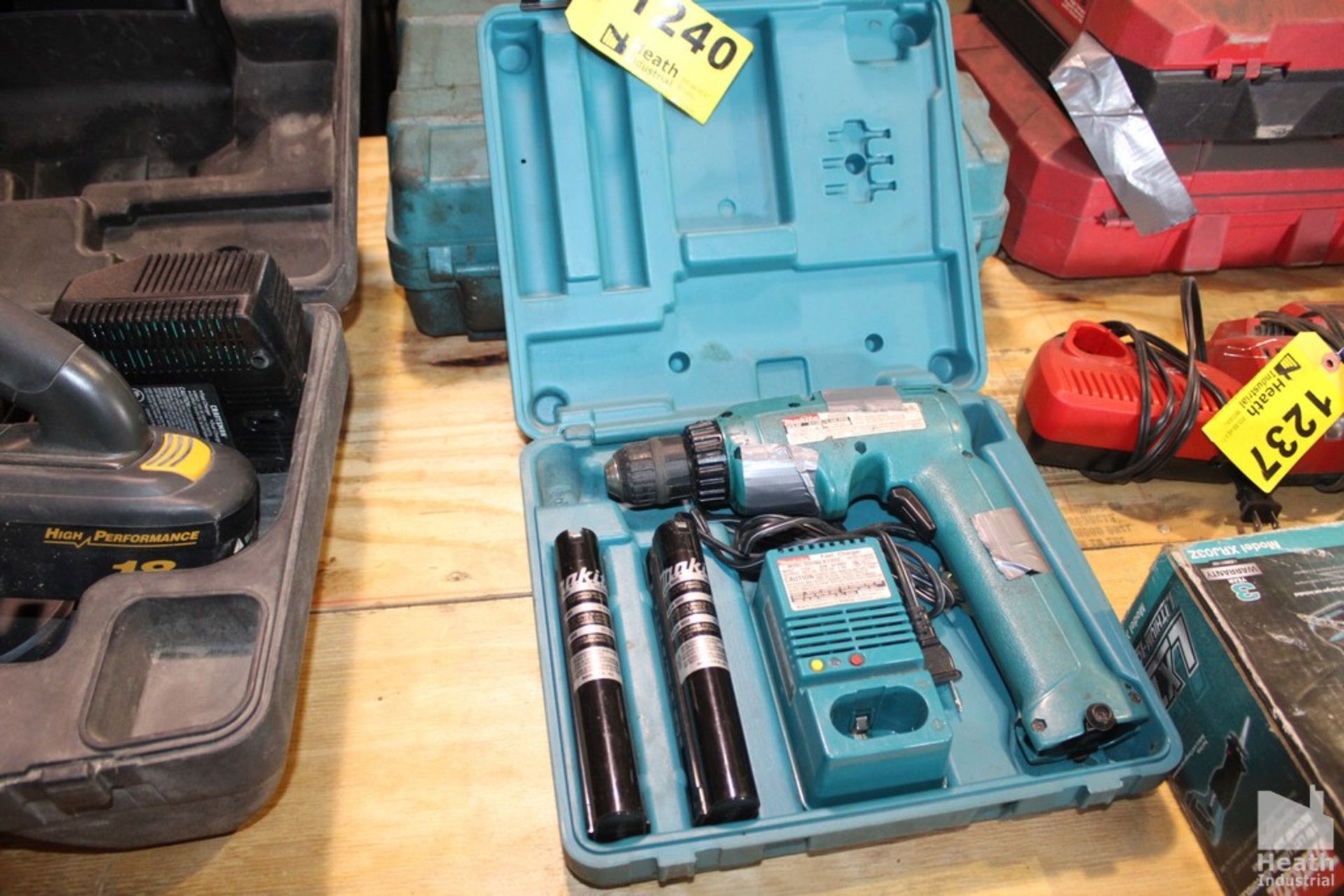MAKITA 9.6 VOLT CORDLESS DRILL DRIVER WITH TWO BATTERIES AND CHARGER