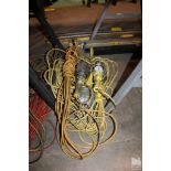 (4) HEAVY DUTY EXTENSION CORDS / TROUBLE LIGHTS