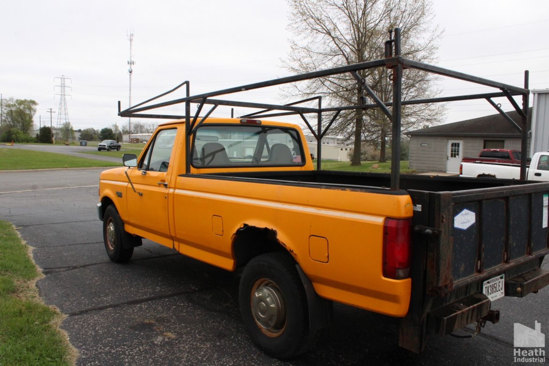 FORD F250 PICK UP TRUCK | SPRAY ON BED LINER | CONTRACTOR BODY WITH LADDER RACK | GAS | VIN - Image 5 of 7