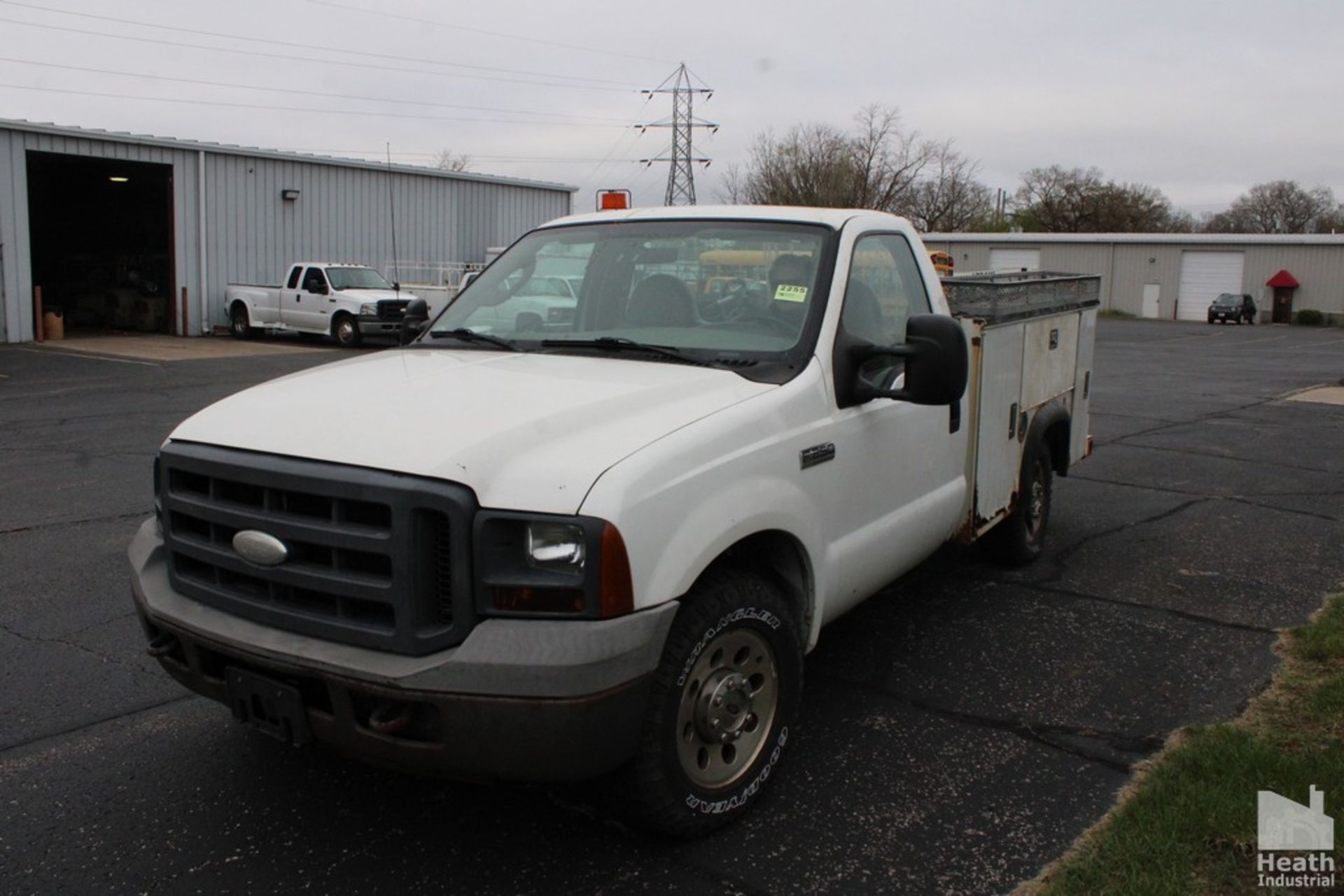 FORD F250 XL SUPER DUTY PICK UP TRUCK | CONTRACTOR STYLE BODY | DIESEL FUEL TANK WITH PUMP | - Image 9 of 9