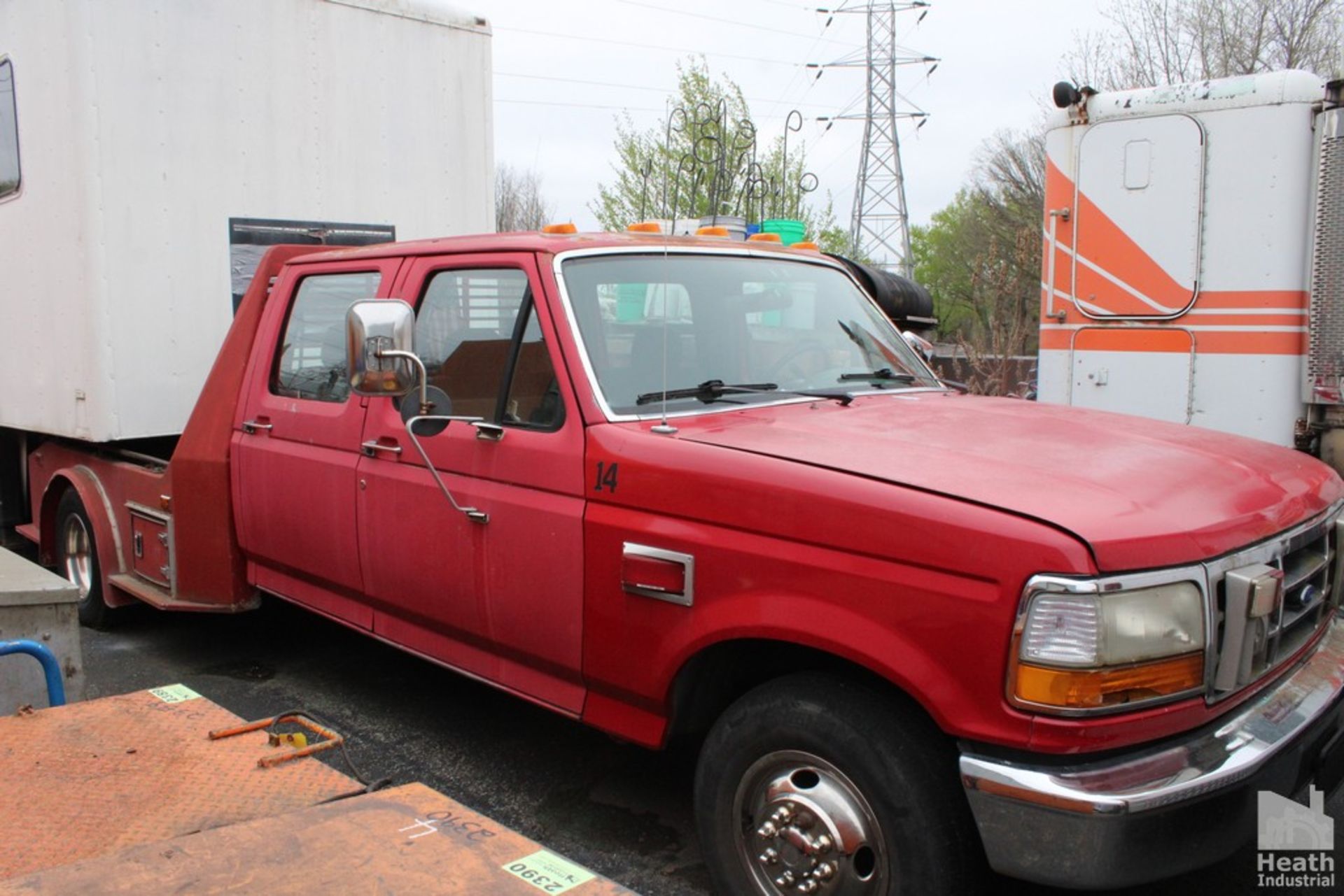 FORD F350 CREW CAB FIFTH WHEEL TOTER | GAS |CB RADIO | VIN 2FTJW35M2NCA25224 (1992) | INDICATED - Image 3 of 7