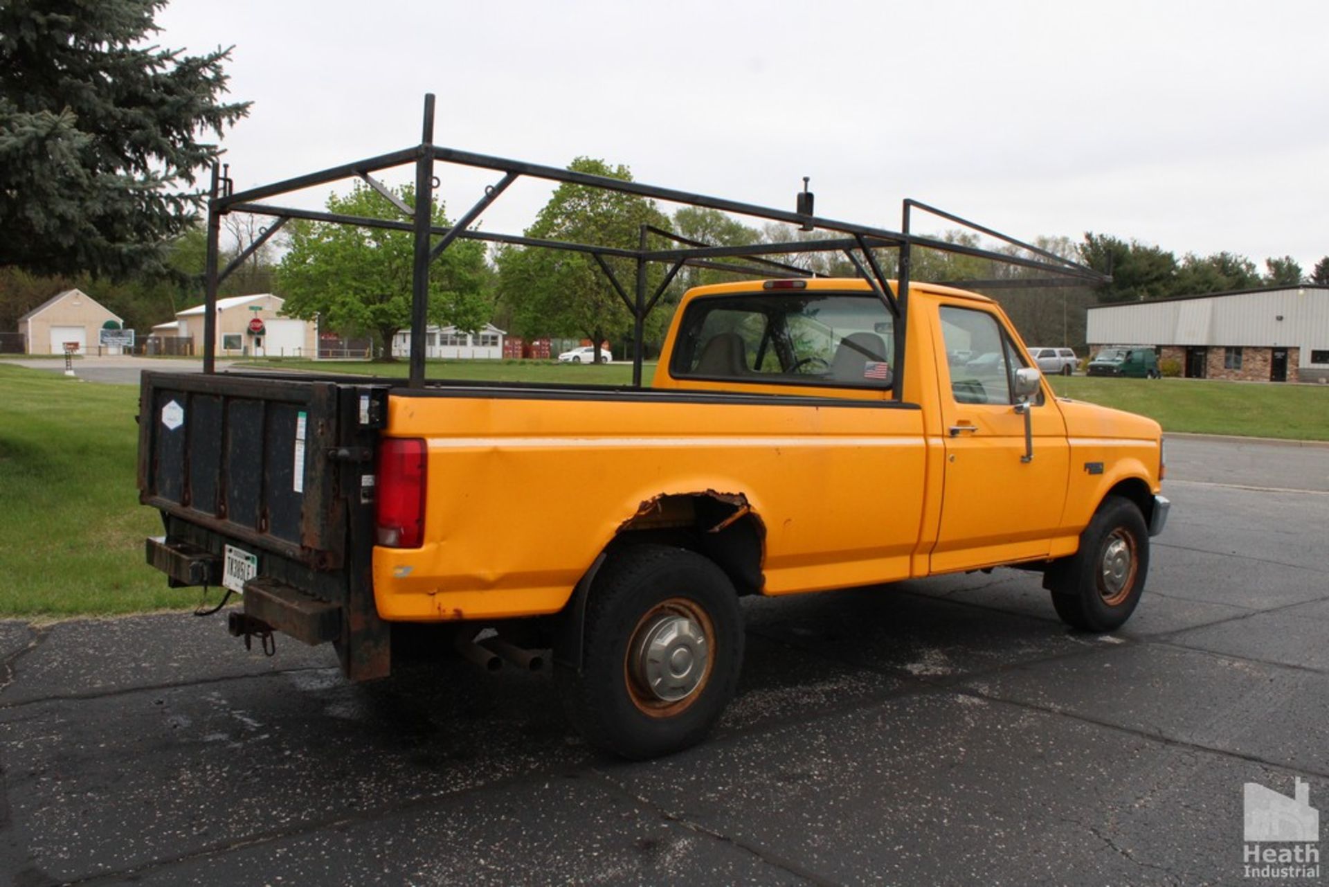 FORD F250 PICK UP TRUCK | SPRAY ON BED LINER | CONTRACTOR BODY WITH LADDER RACK | GAS | VIN - Image 3 of 7