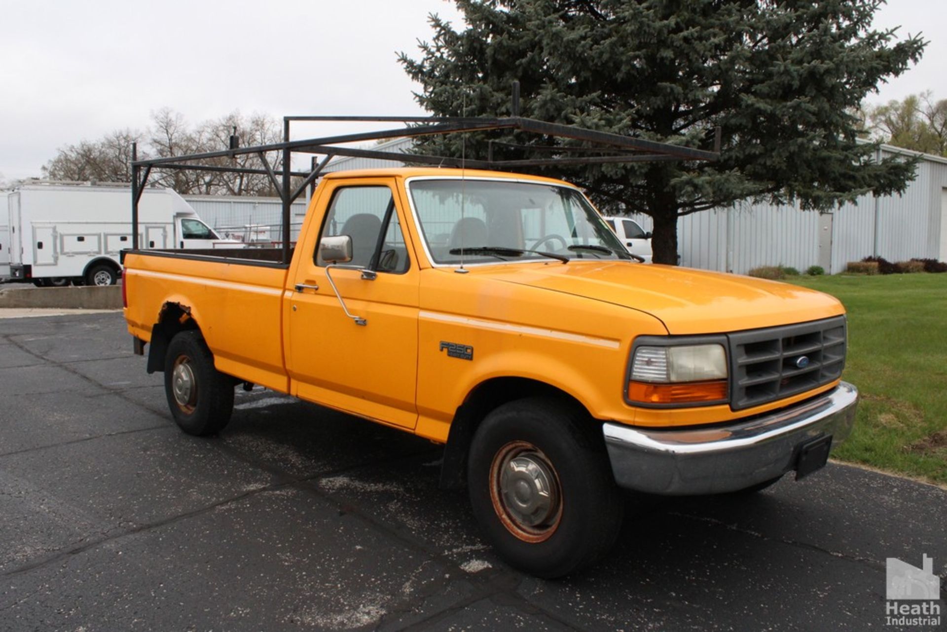 FORD F250 PICK UP TRUCK | SPRAY ON BED LINER | CONTRACTOR BODY WITH LADDER RACK | GAS | VIN - Image 2 of 7