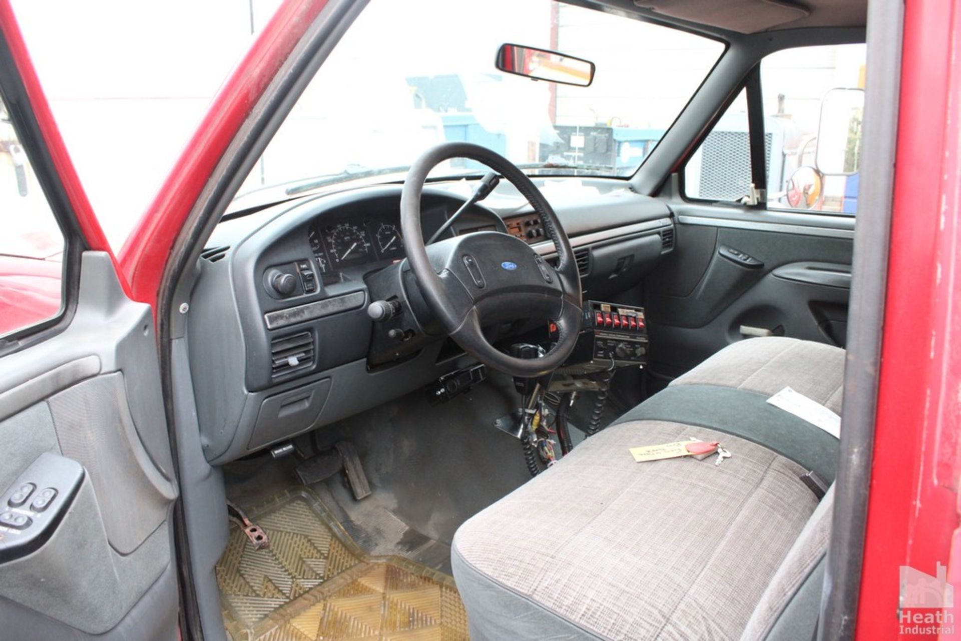 FORD F350 CREW CAB FIFTH WHEEL TOTER | GAS |CB RADIO | VIN 2FTJW35M2NCA25224 (1992) | INDICATED - Image 4 of 7