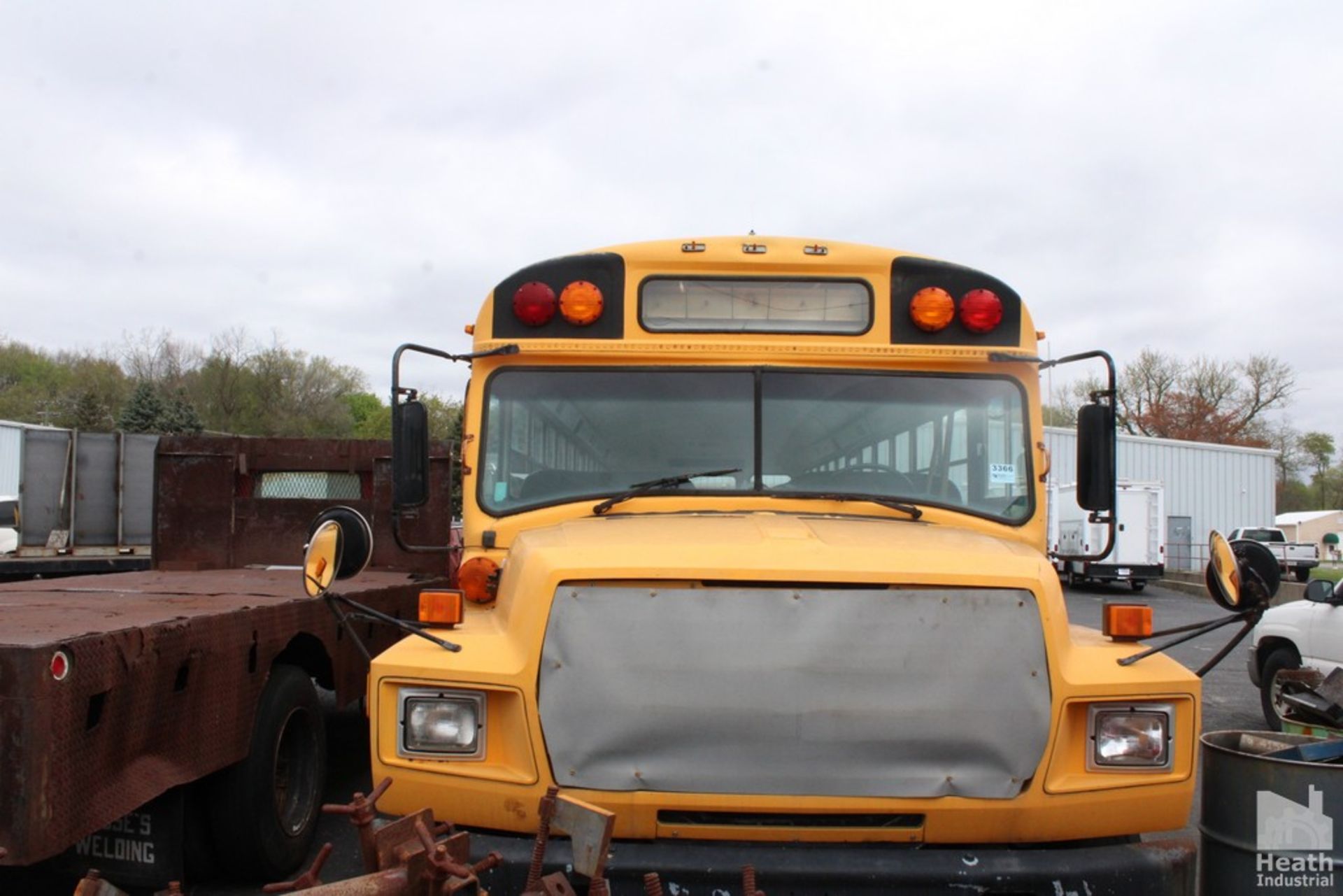 FORD B700 SERIES SCHOOL BUS | AMTRAN SS-29 BUS BODY | 8 ROW BENCH SEATING | GAS | VIN - Image 2 of 8