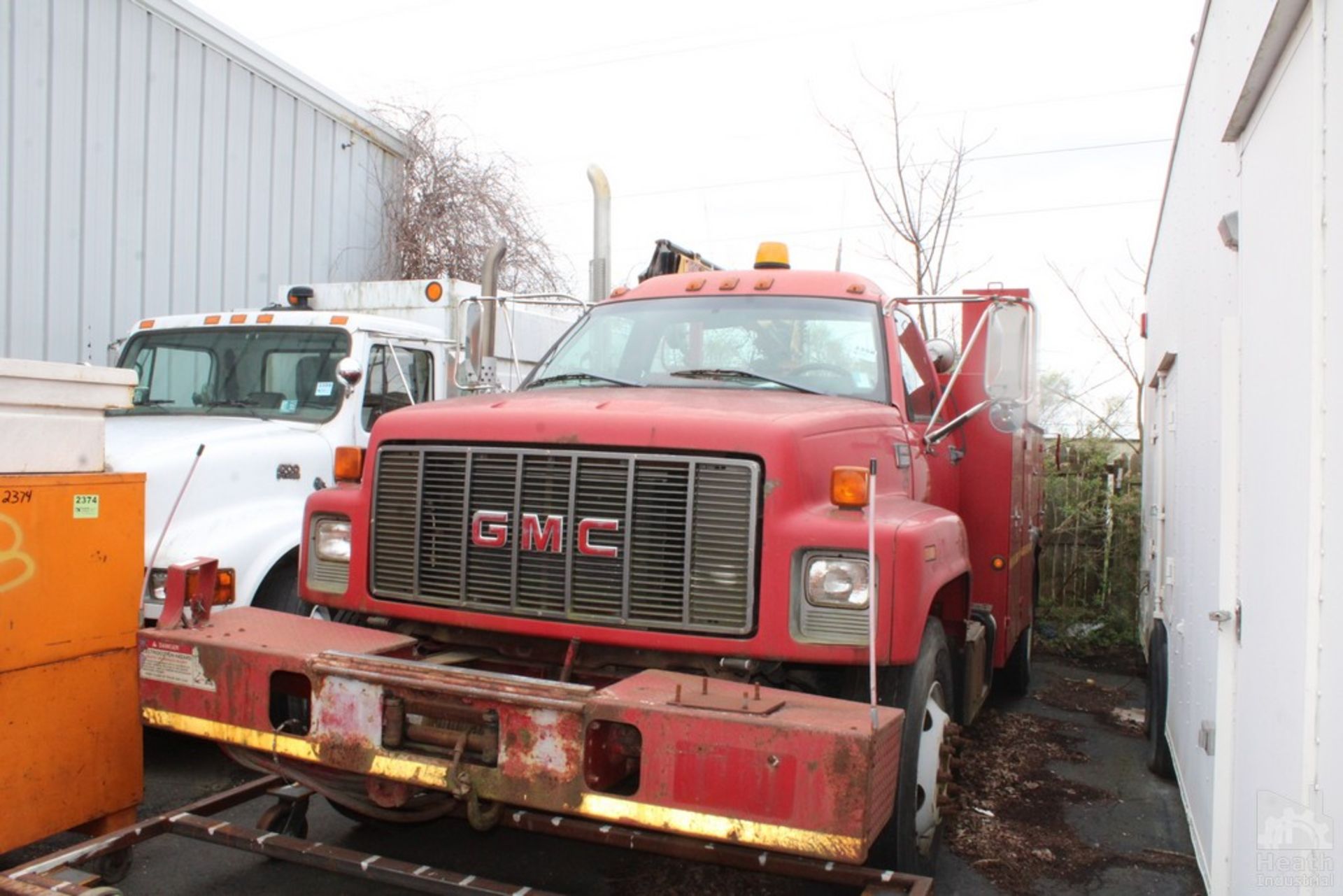 GMC C6500 SERIES CONTRACTOR BODY | IMT MODEL 2015-20 2500 LBS EXTENDED BOOM CABLE CRANE | FRONT