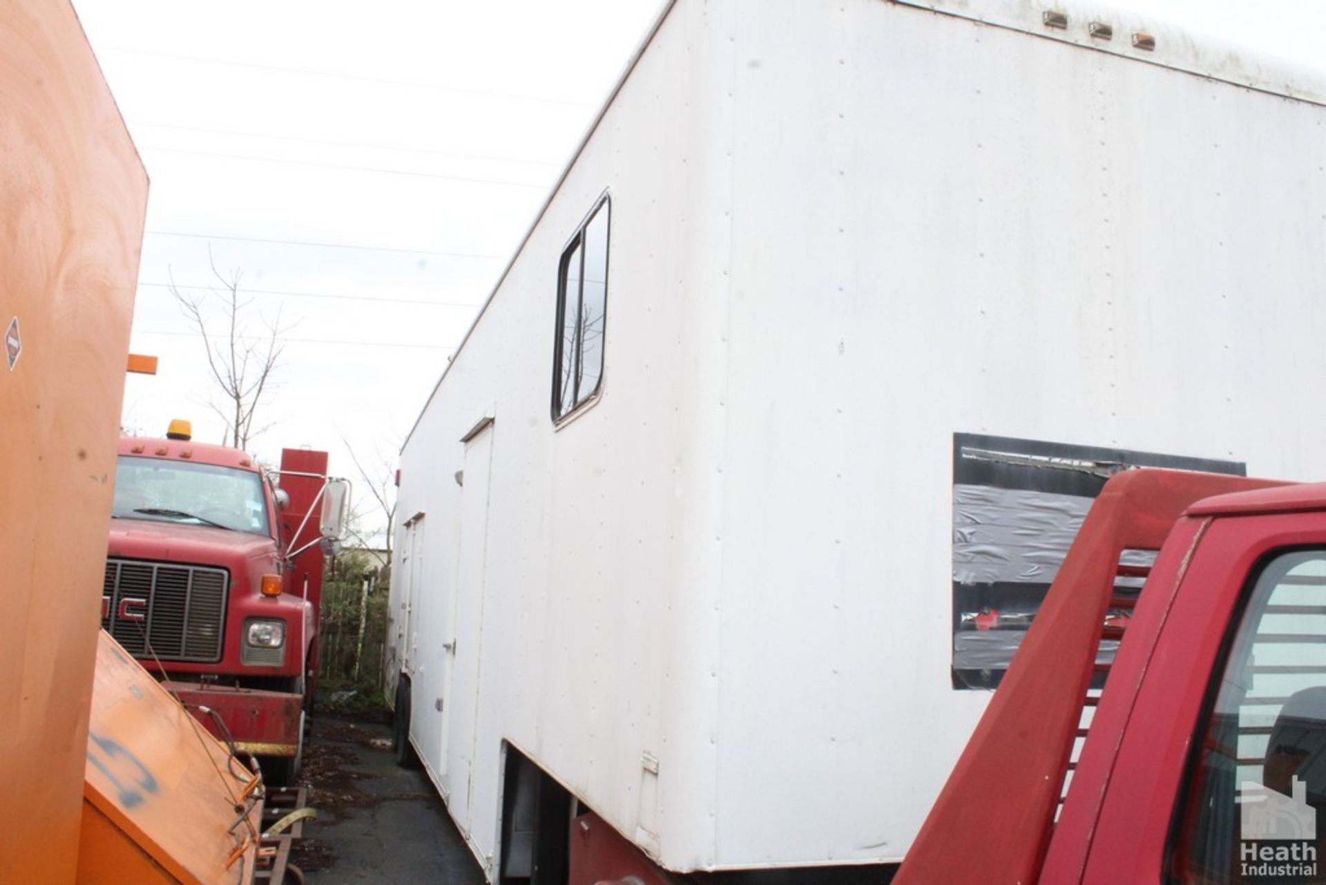 WELLS CARGO 38' TANDEM AXLE FIFTH WHEEL CONTRACTOR OFFICE & STORAGE TRAILER | VIN 1WC200R28N1054013 - Image 6 of 6