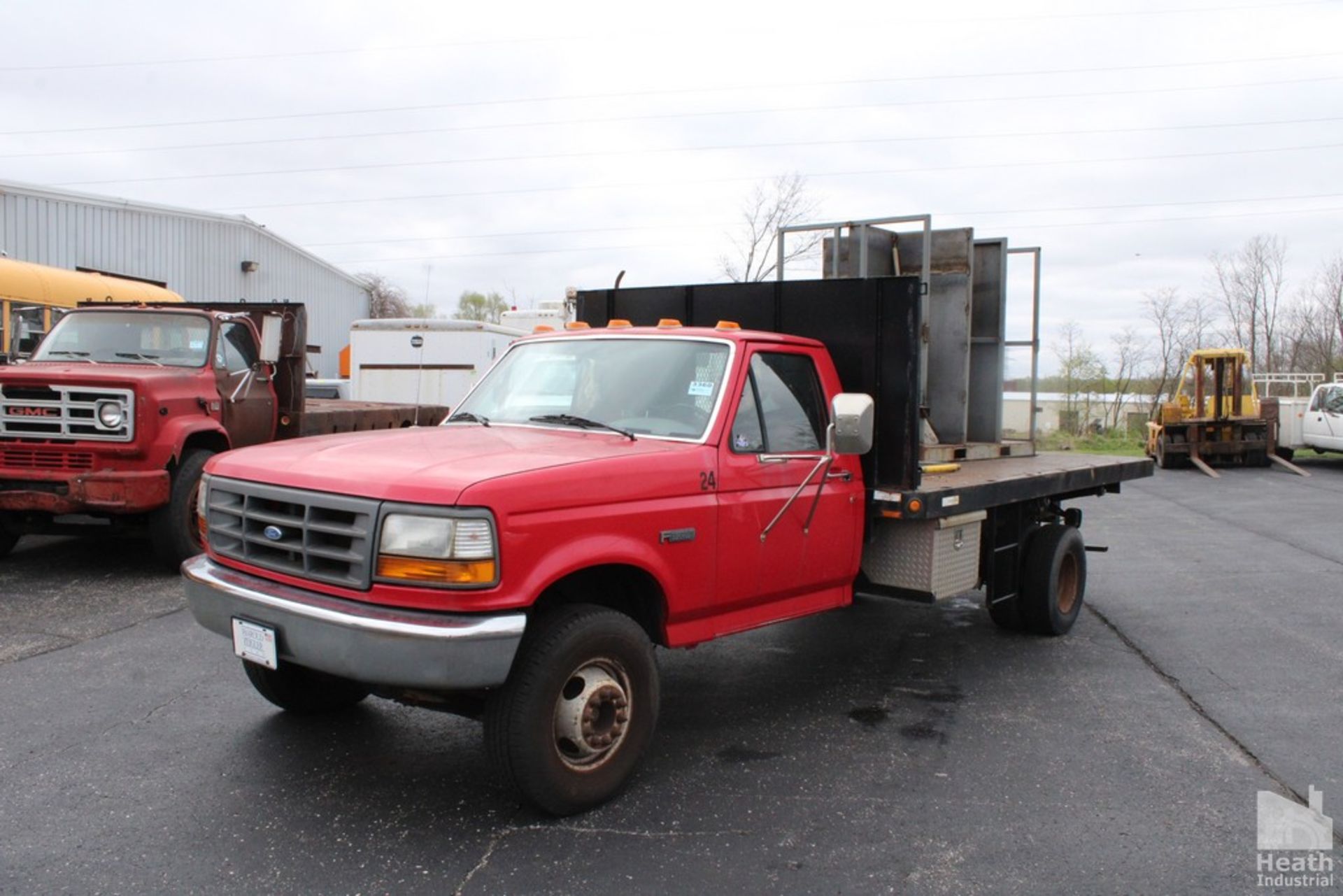 FORD F SUPER DUTY SINGLE AXLE STAKE TRUCK | SUPREME 14' DIAMOND PLATE STAKE BODY | GAS | VIN: