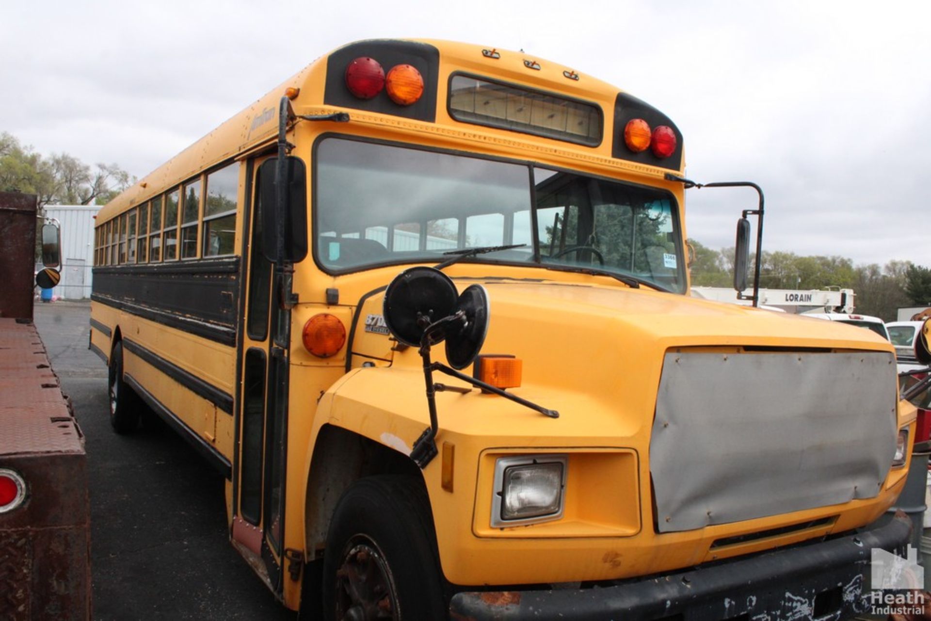 FORD B700 SERIES SCHOOL BUS | AMTRAN SS-29 BUS BODY | 8 ROW BENCH SEATING | GAS | VIN - Image 3 of 8
