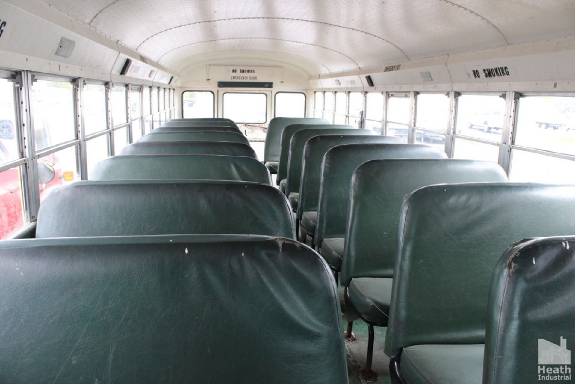 FORD B700 SERIES SCHOOL BUS | AMTRAN SS-29 BUS BODY | 8 ROW BENCH SEATING | GAS | VIN - Image 6 of 8