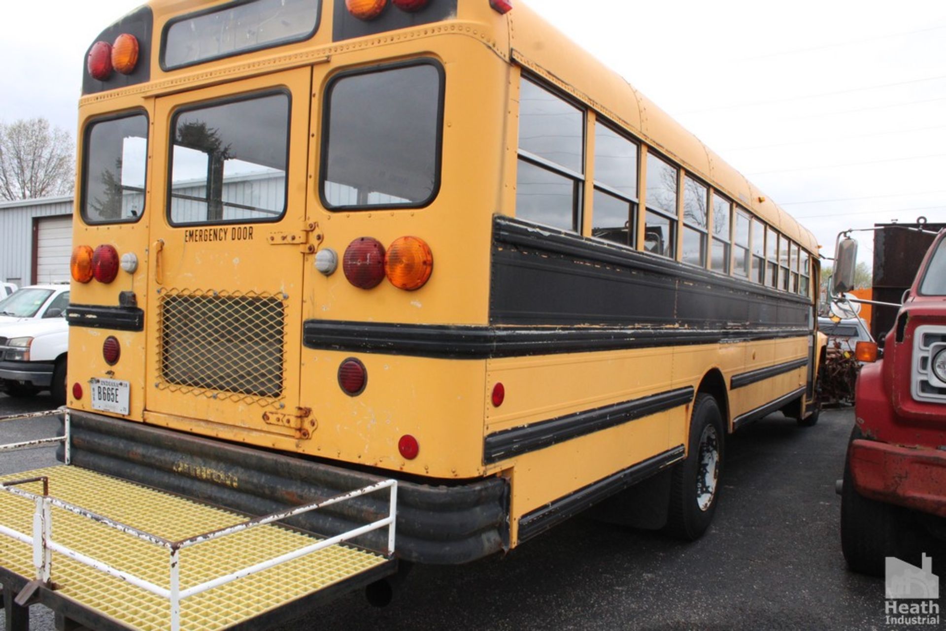 FORD B700 SERIES SCHOOL BUS | AMTRAN SS-29 BUS BODY | 8 ROW BENCH SEATING | GAS | VIN - Image 4 of 8