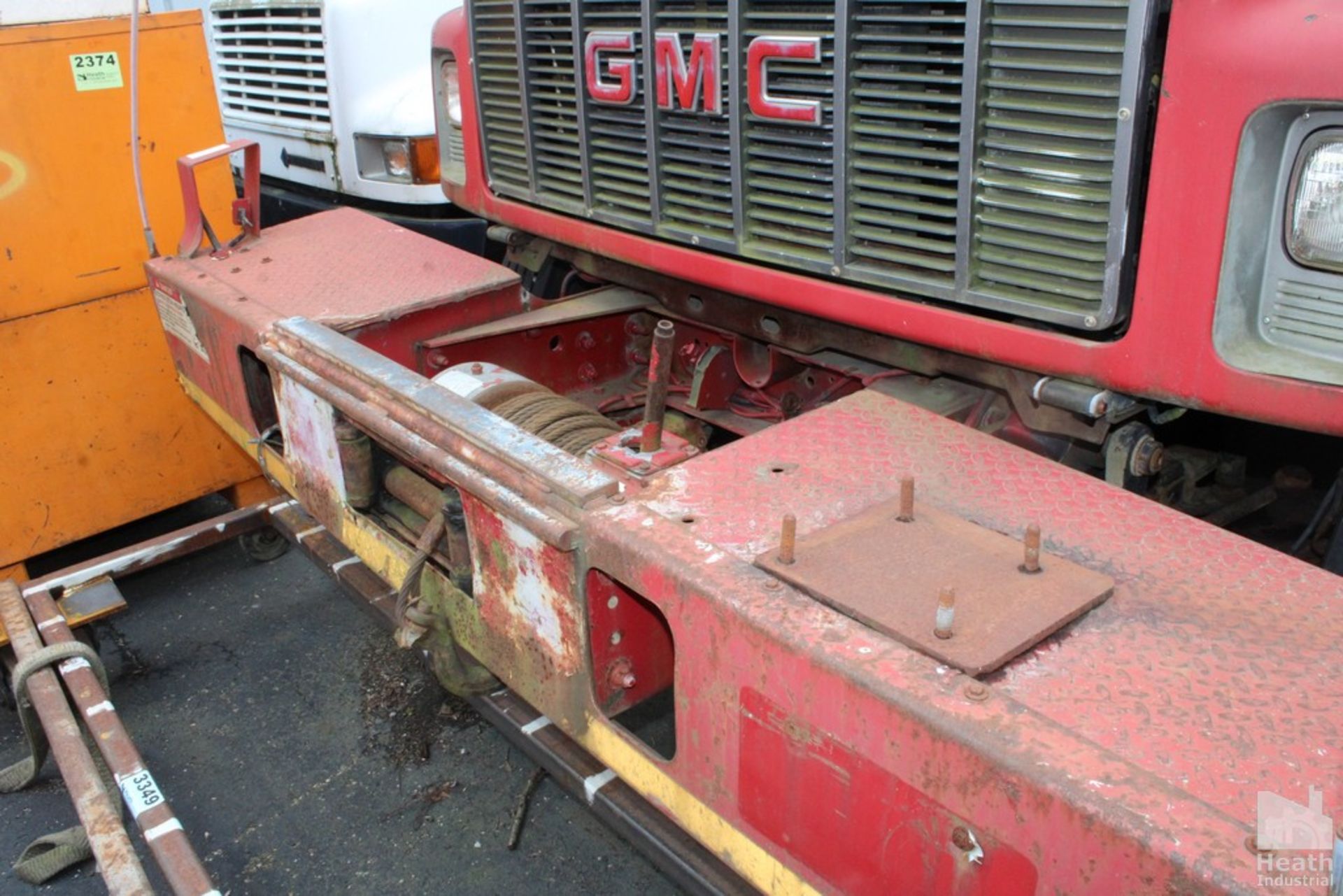 GMC C6500 SERIES CONTRACTOR BODY | IMT MODEL 2015-20 2500 LBS EXTENDED BOOM CABLE CRANE | FRONT - Image 2 of 10