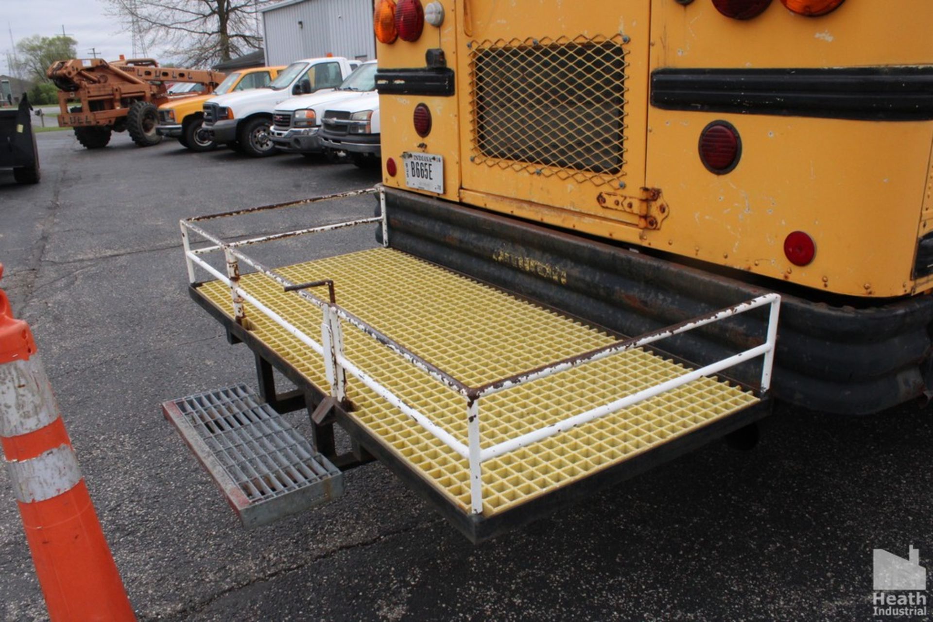 FORD B700 SERIES SCHOOL BUS | AMTRAN SS-29 BUS BODY | 8 ROW BENCH SEATING | GAS | VIN - Image 5 of 8