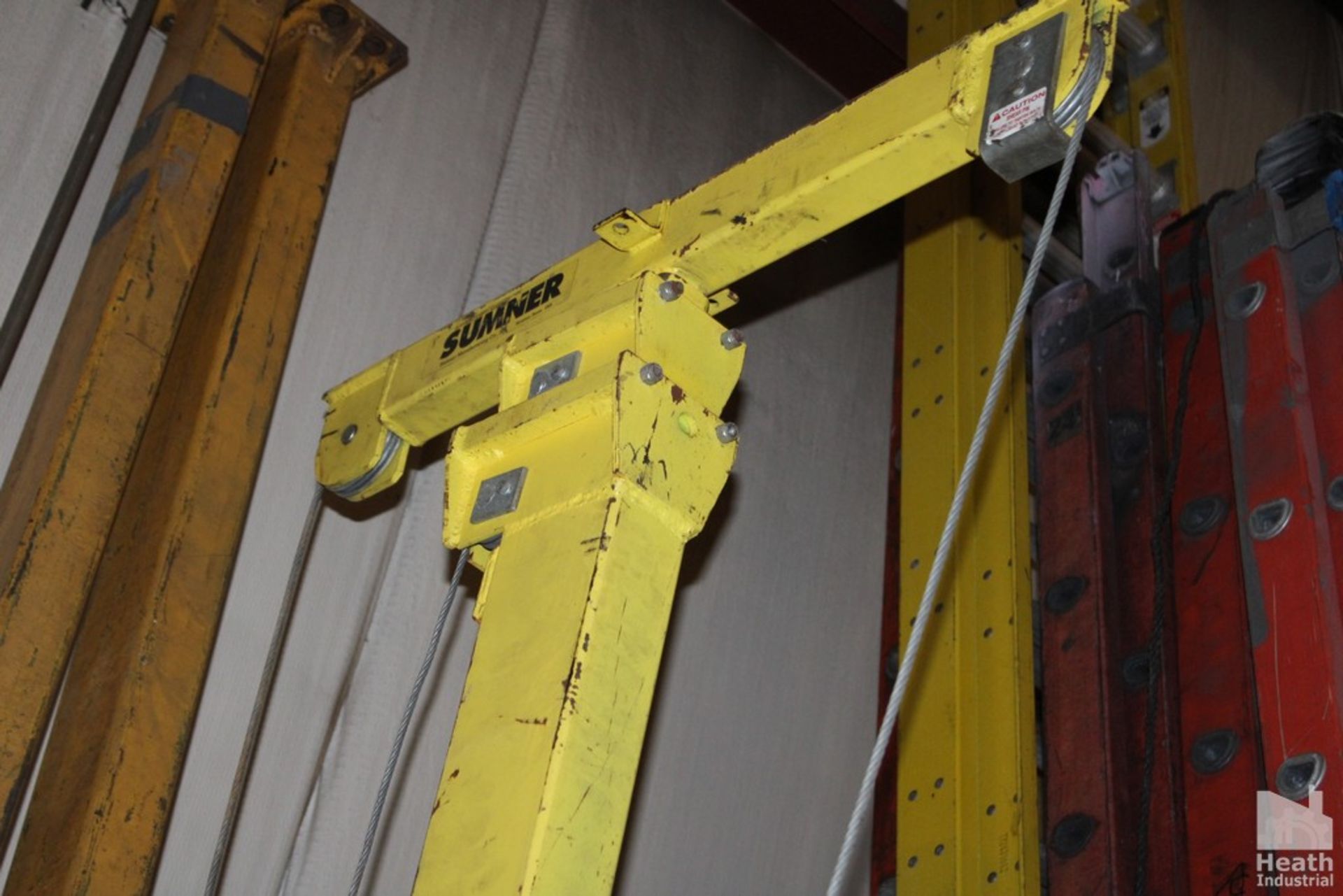 SUMNER ROUSTABOUT R-250 PORTABLE CABLE CRANE APPROX. 10'" HIGH - Image 2 of 4