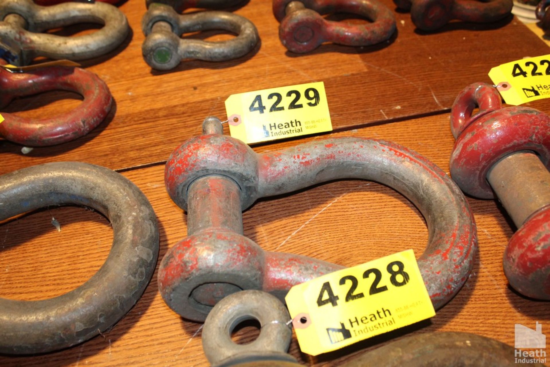 35 TON SHACKLE APPROX. 12" X 9"