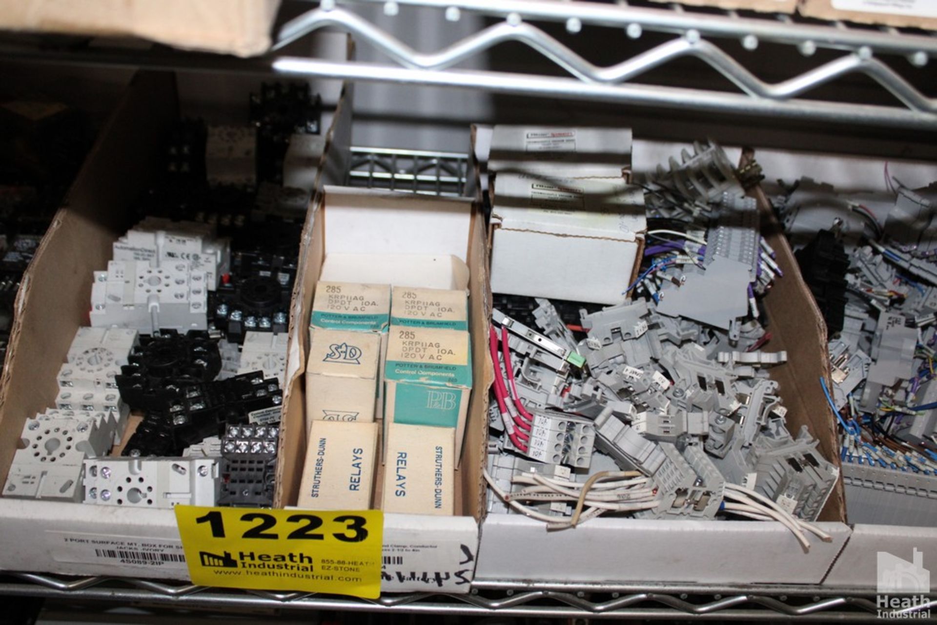 LARGE QUANTITY OF ELECTRICAL SUPPLIES ON SHELF - Image 3 of 4