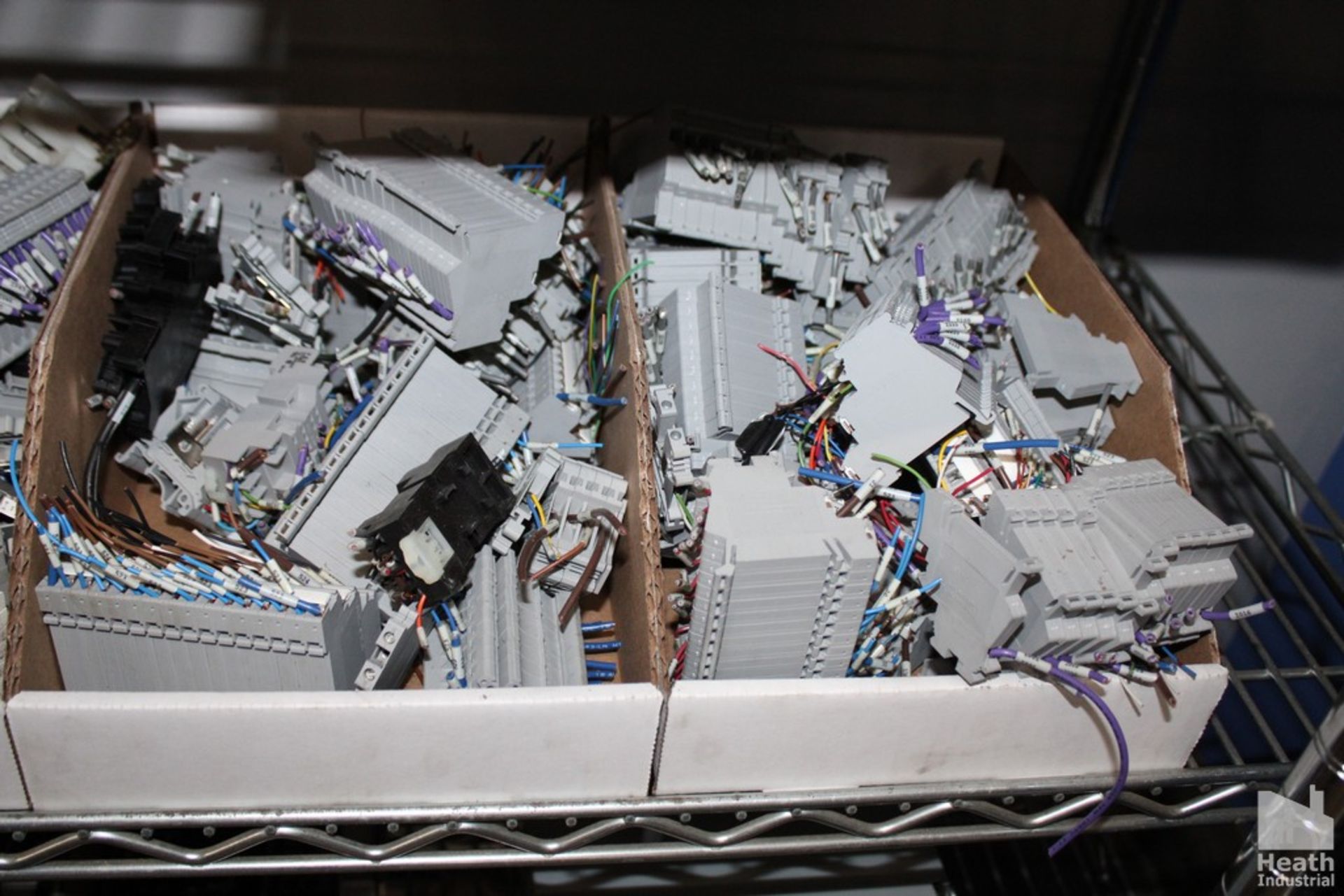 LARGE QUANTITY OF ELECTRICAL SUPPLIES ON SHELF - Image 4 of 4