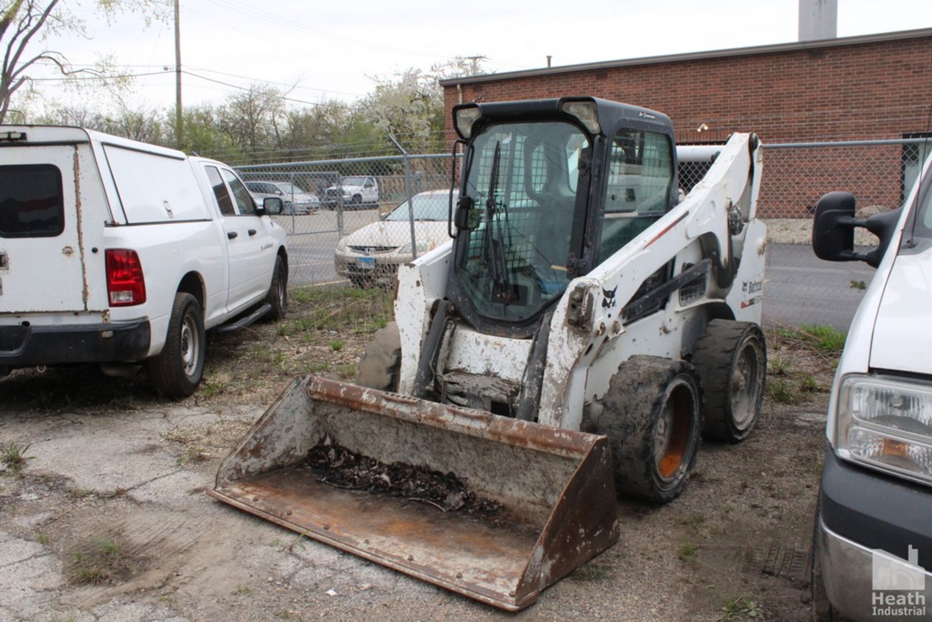 BOBCAT S750 SKID LOADER, 5,371 HOURS ON METER, SOLID TIRES, TRI-PIPE AUXILLARY HYDRAULICS, HYDRAULI
