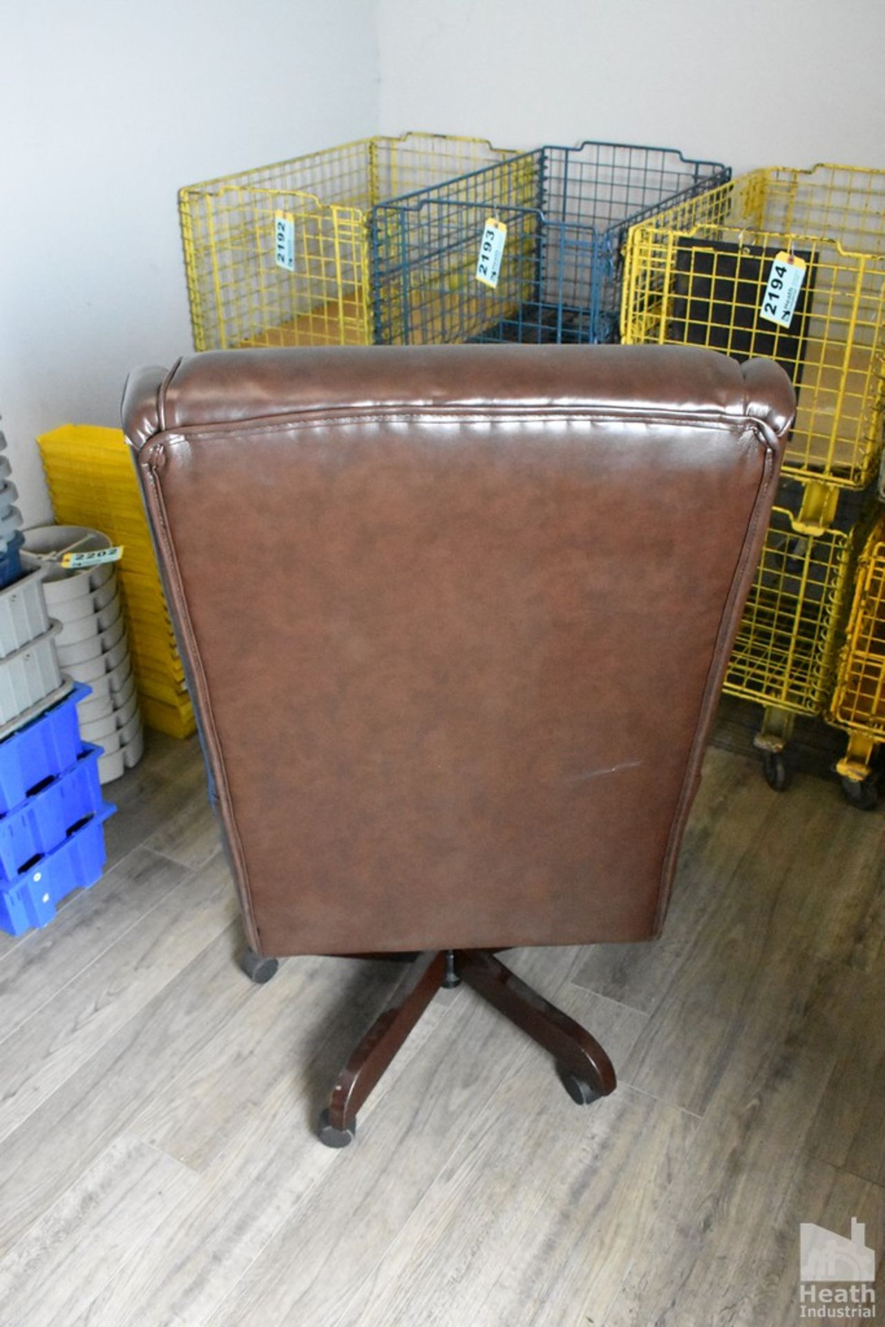 LEATHER OFFICE CHAIR ON CASTERS - Image 3 of 4