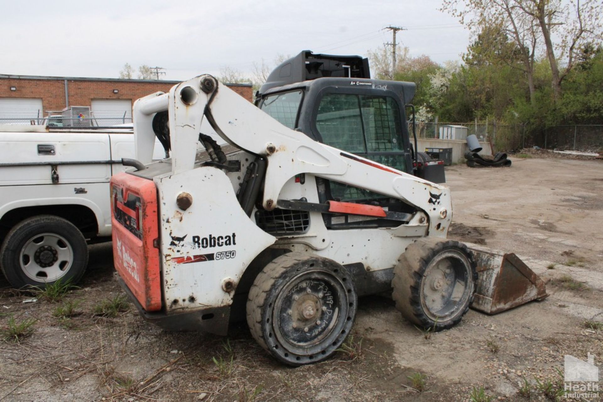 BOBCAT S750 SKID LOADER, 5,371 HOURS ON METER, SOLID TIRES, TRI-PIPE AUXILLARY HYDRAULICS, HYDRAULI - Image 3 of 8