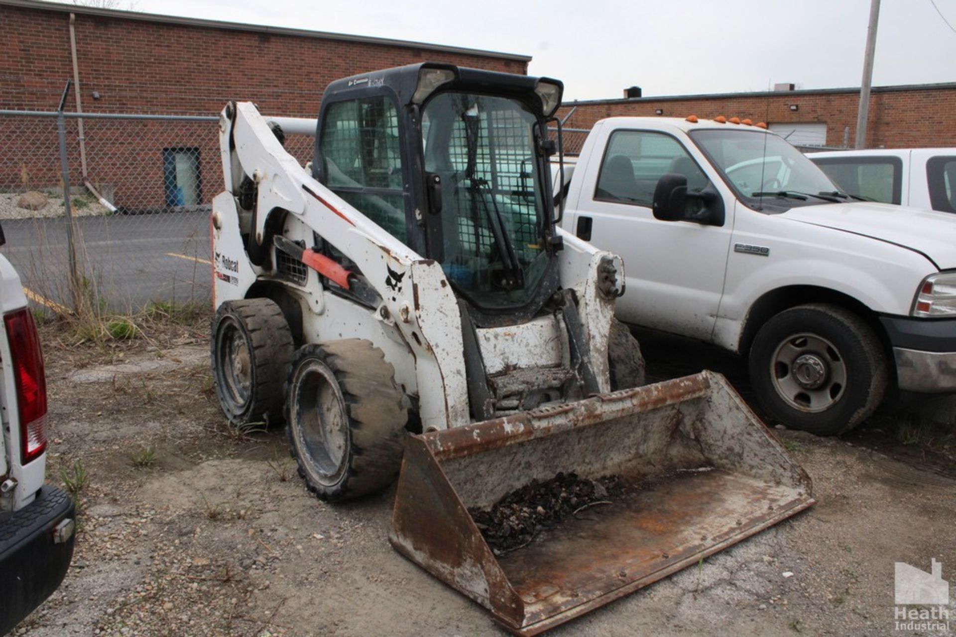 BOBCAT S750 SKID LOADER, 5,371 HOURS ON METER, SOLID TIRES, TRI-PIPE AUXILLARY HYDRAULICS, HYDRAULI - Image 2 of 8